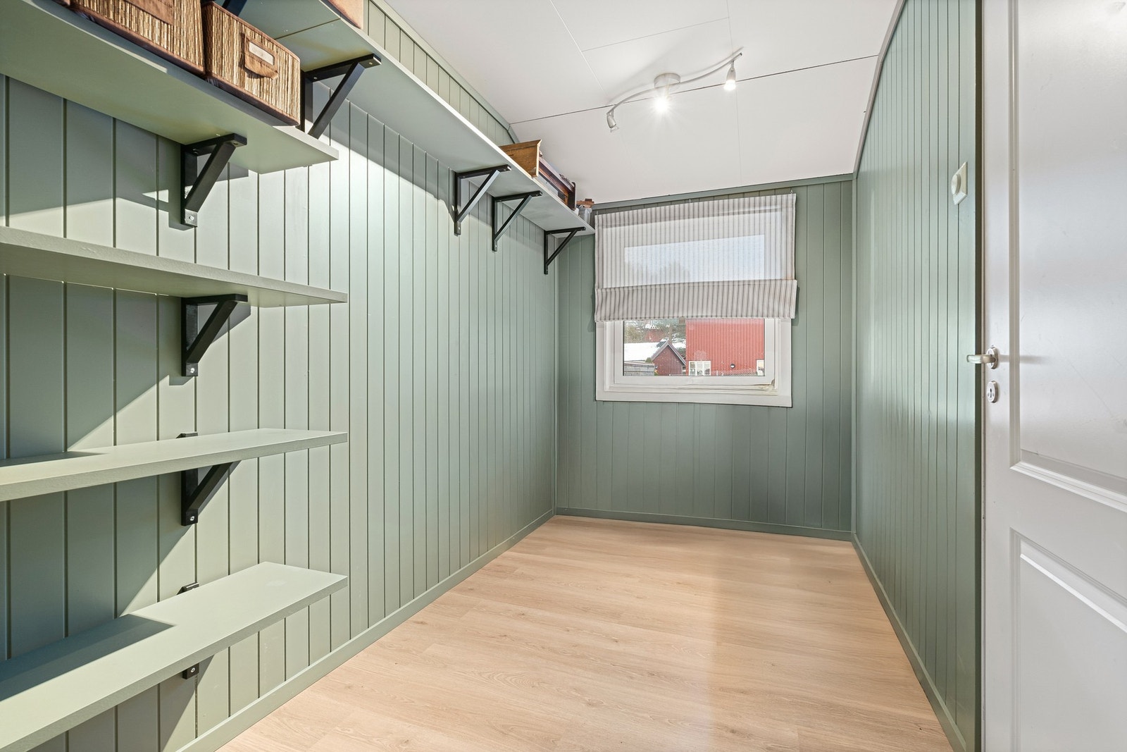 Tidligere soverom som nå fungerer som praktisk oppbevaringsrom. Galleribilde