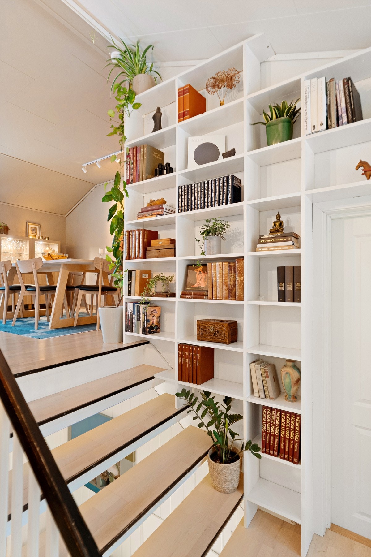 Fra kjøkkenet går du et halvplan opp til den romslige stuen. Galleribilde