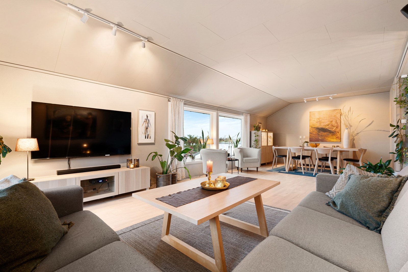 Stor stue på 36,8 m² som enkelt kan deles inn i ulike soner. Galleribilde