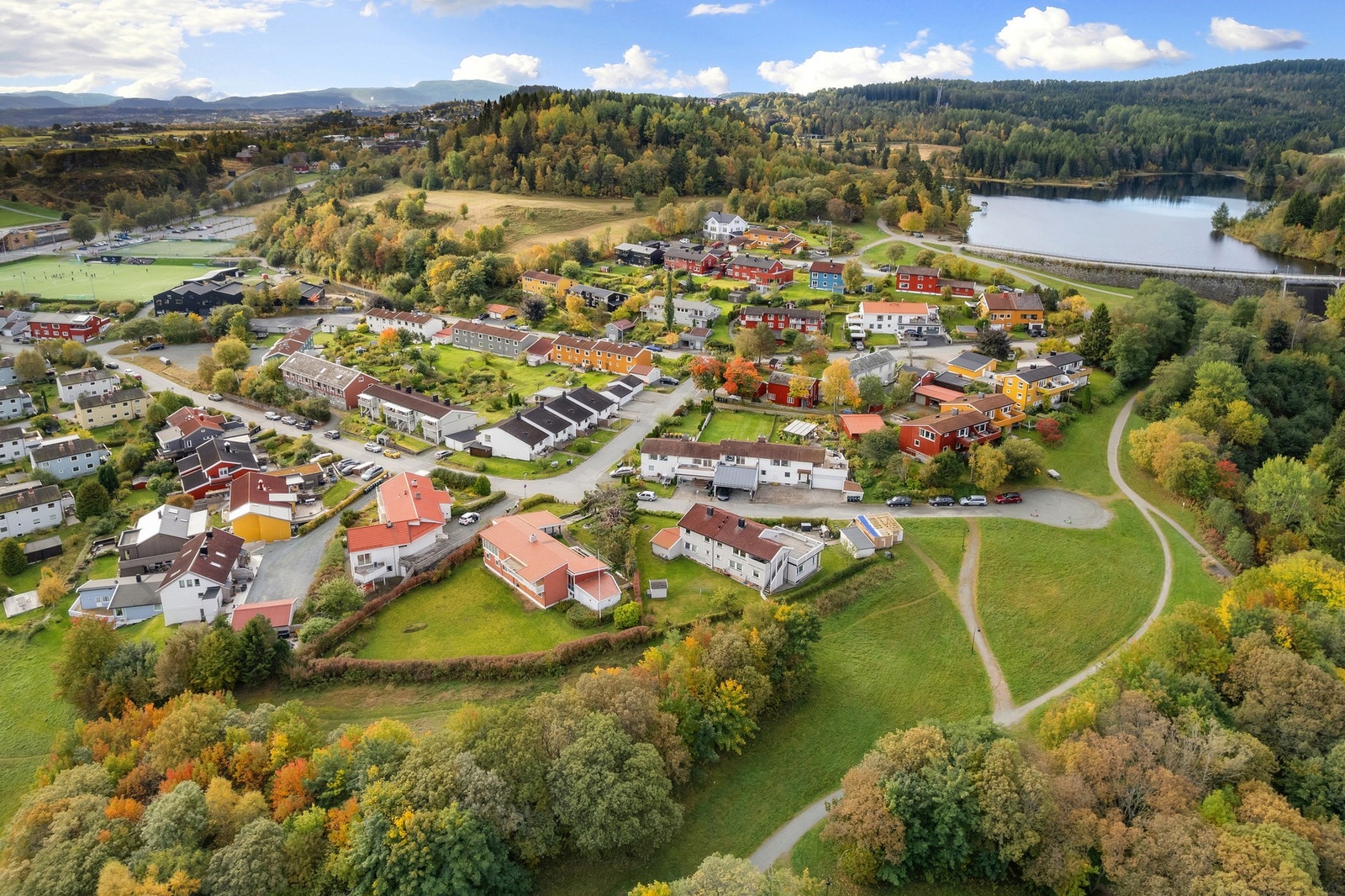 Direkte tilgang til et omfattende nettverk av turstier rett fra boligen. Galleribilde