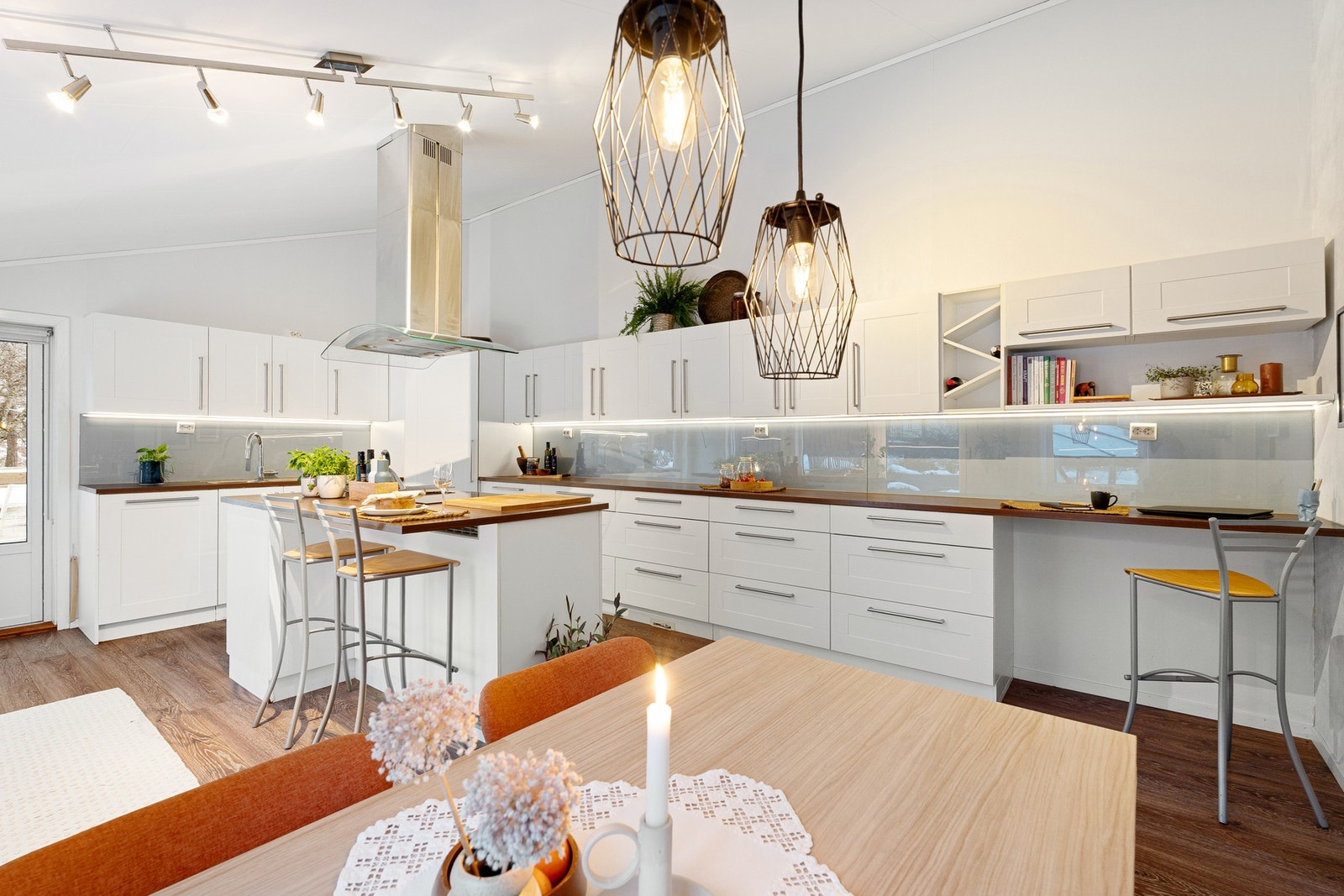 God lagringsplass og store arbeidsflater - perfekt for matlaging. Galleribilde