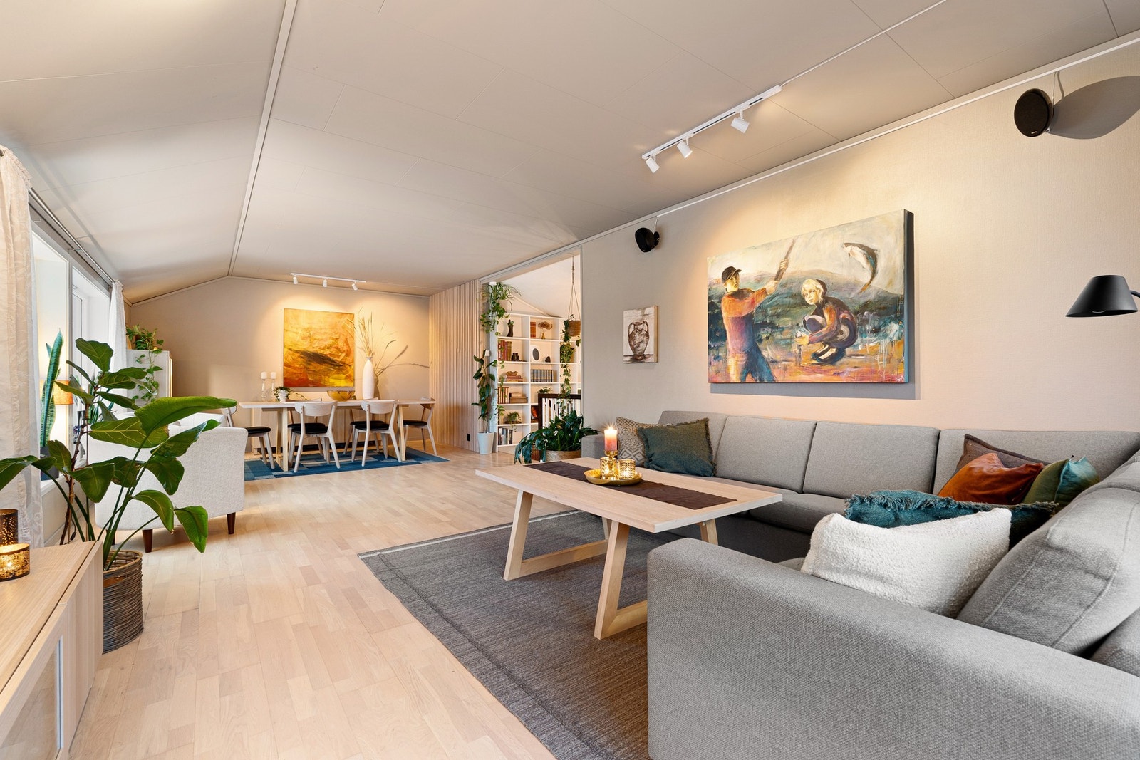 Boligen er delt inn i flere plan, som gir tydelige og praktiske soner. Galleribilde