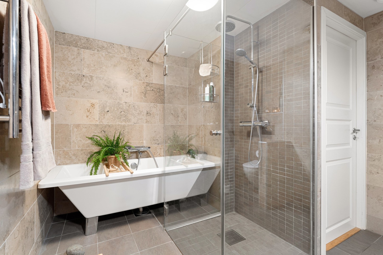 Her får du et bad med både dusj og badekar - perfekt for ulike behov. Galleribilde