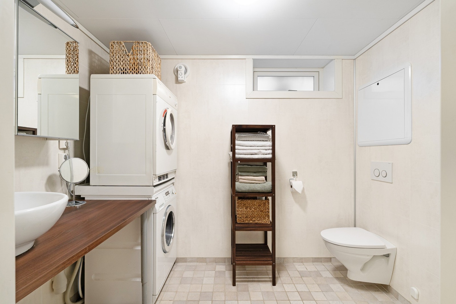 Praktisk vaskerom på 4,5 m² med god plass til vaskemaskin og tørketrommel. Galleribilde