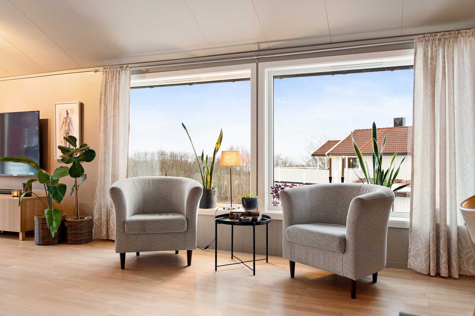 Boligen oppleves som åpen og lys takket være de store vinduene. Galleribilde