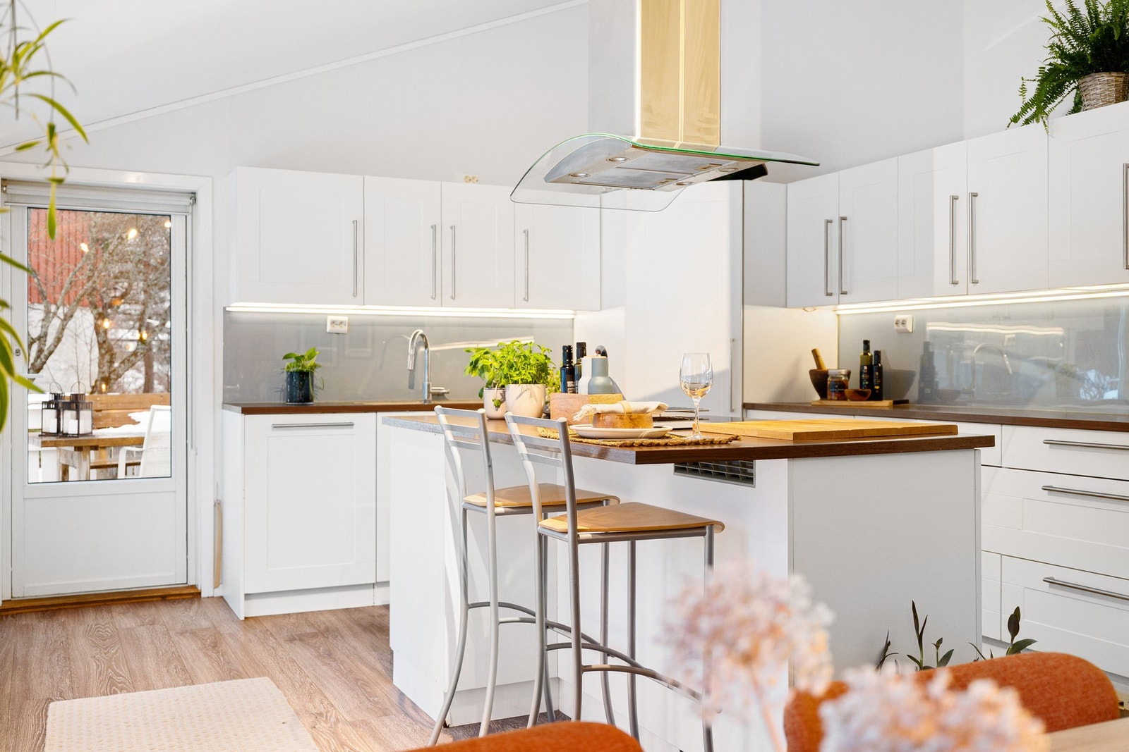 Kjøkkenøy med stekesone midt i rommet. Stekeovn og platetopp er ny fra 2025. Galleribilde