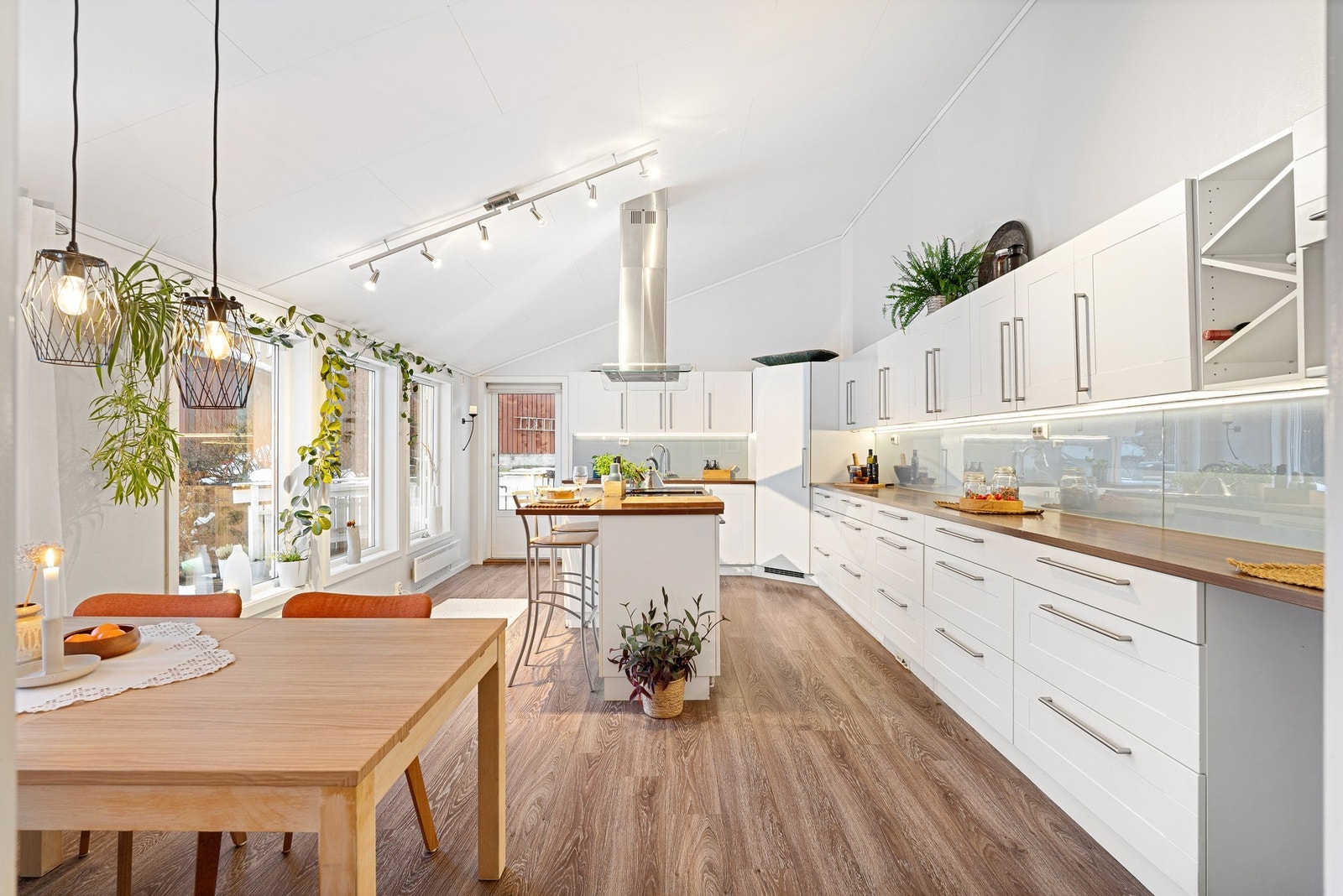 Generøst kjøkken på 25,3 m² - tidløs stil og praktiske løsninger. Galleribilde