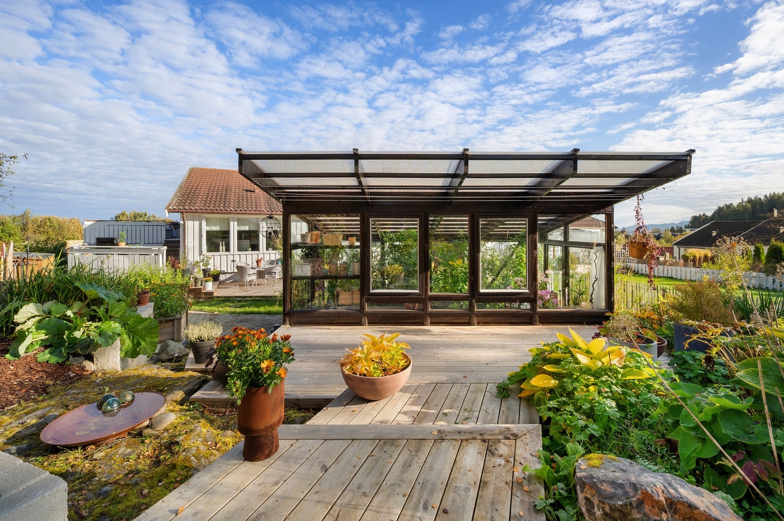 Fantastisk syn over eiendommen fra hagens øverste nivå. Galleribilde