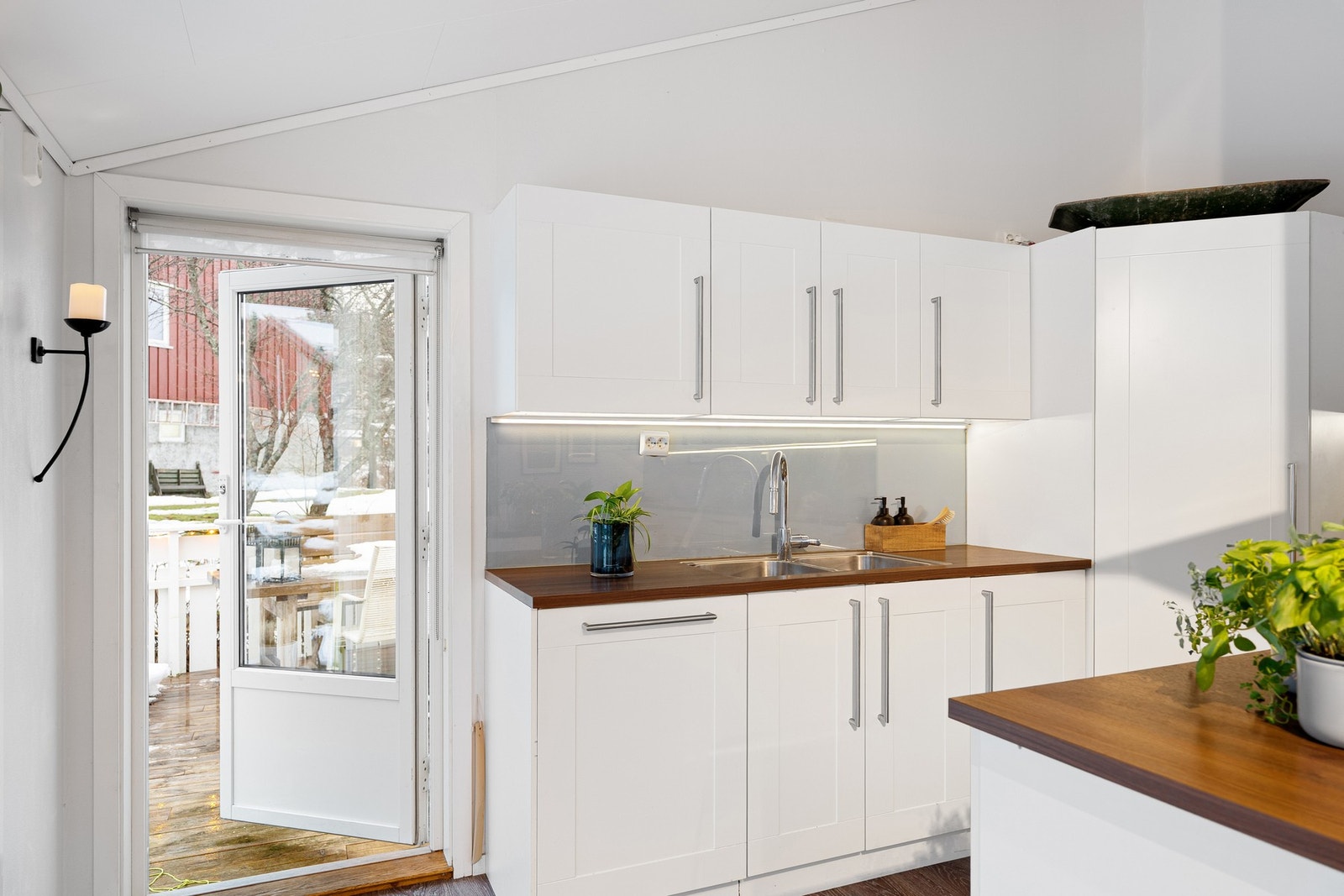 Praktisk utgang fra kjøkkenet til solrik vestvendt terrasse. Det er montert solskjerming på de tre største vinduene på kjøkkenet. Galleribilde