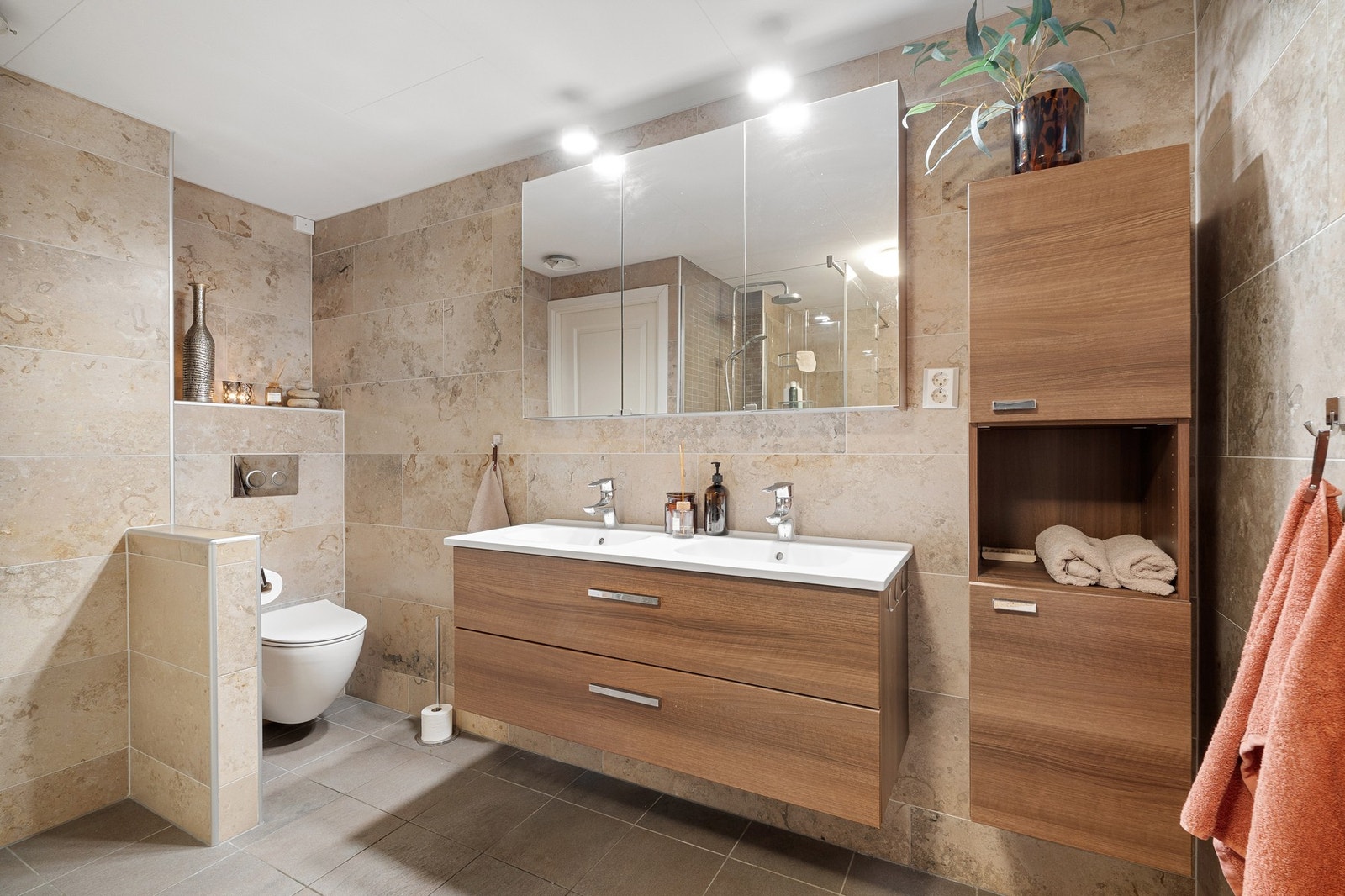 Badet er på 8 m² og fremstår lyst og innbydende, oppusset i 2013. Galleribilde