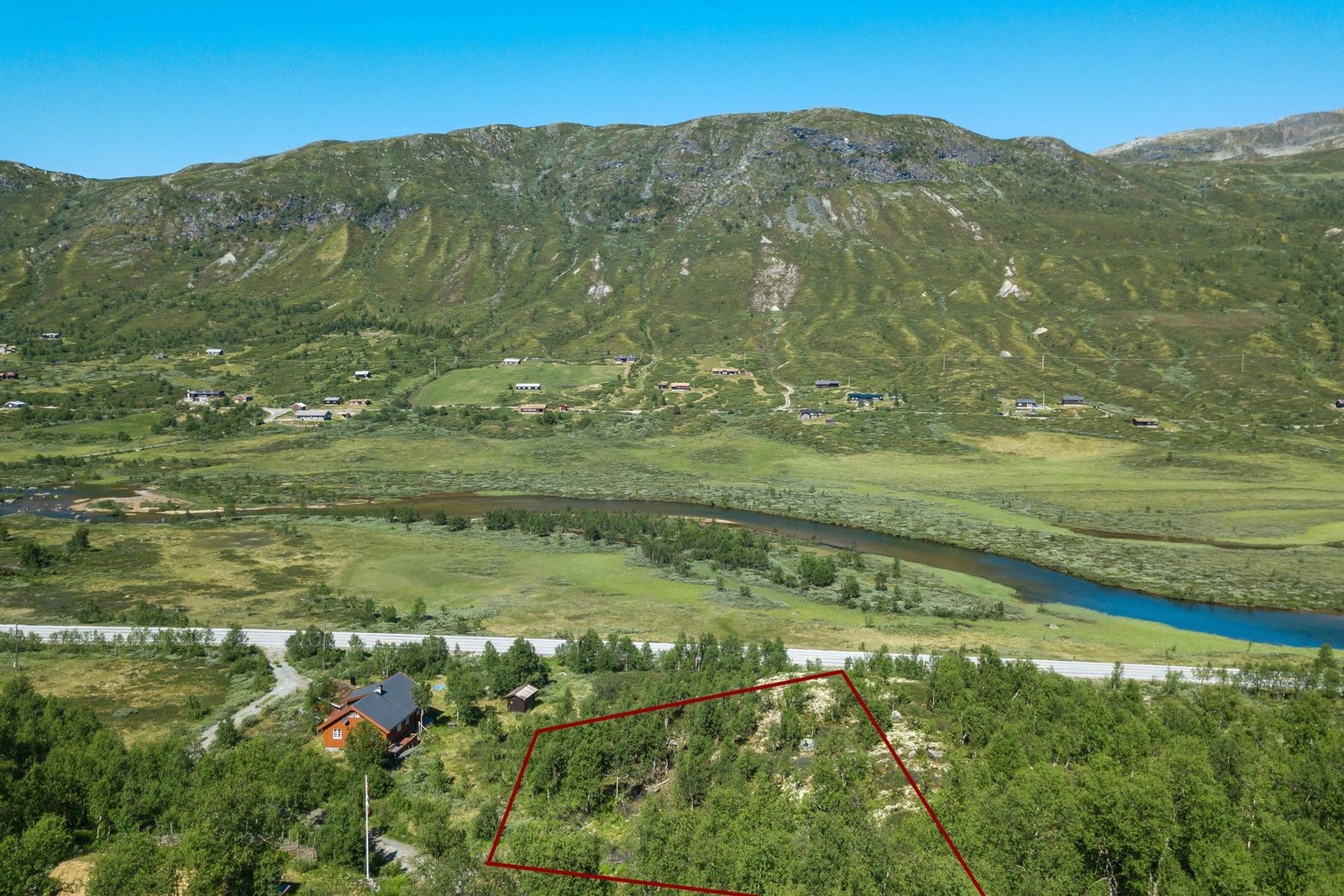 Tomten er beliggende i naturskjønne omgivelser på Ershovd. Galleribilde