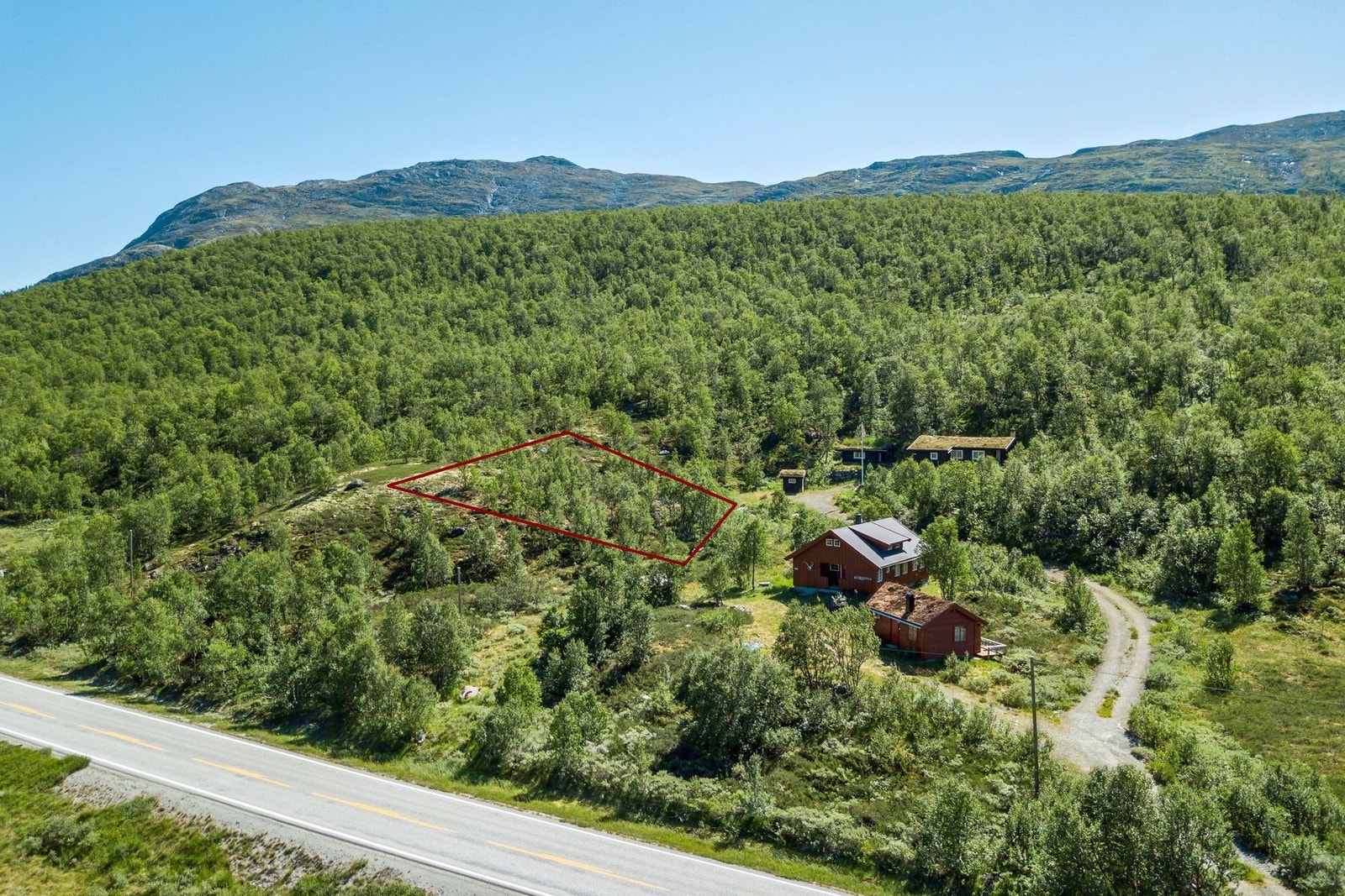 tomten har fin beliggenhet med bilvei helt fram. Galleribilde