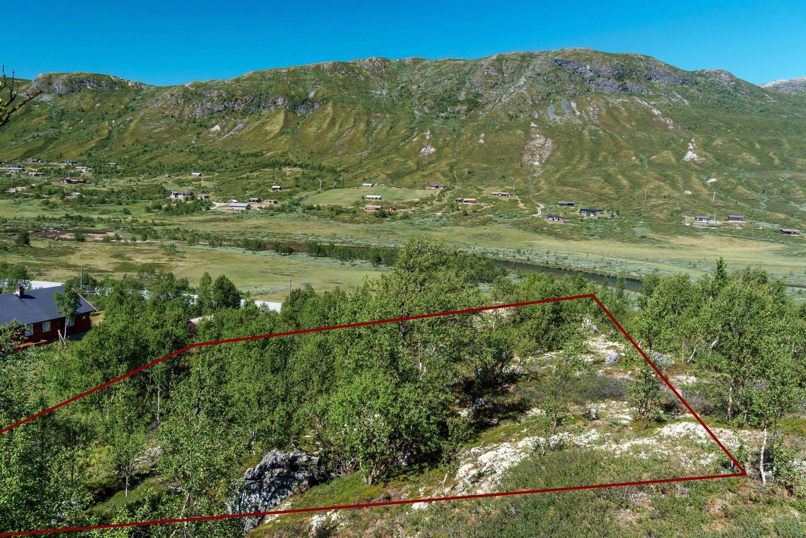 Tomten har fin beliggenhet med flott utsikt til Hemsedalsfjella. Galleribilde