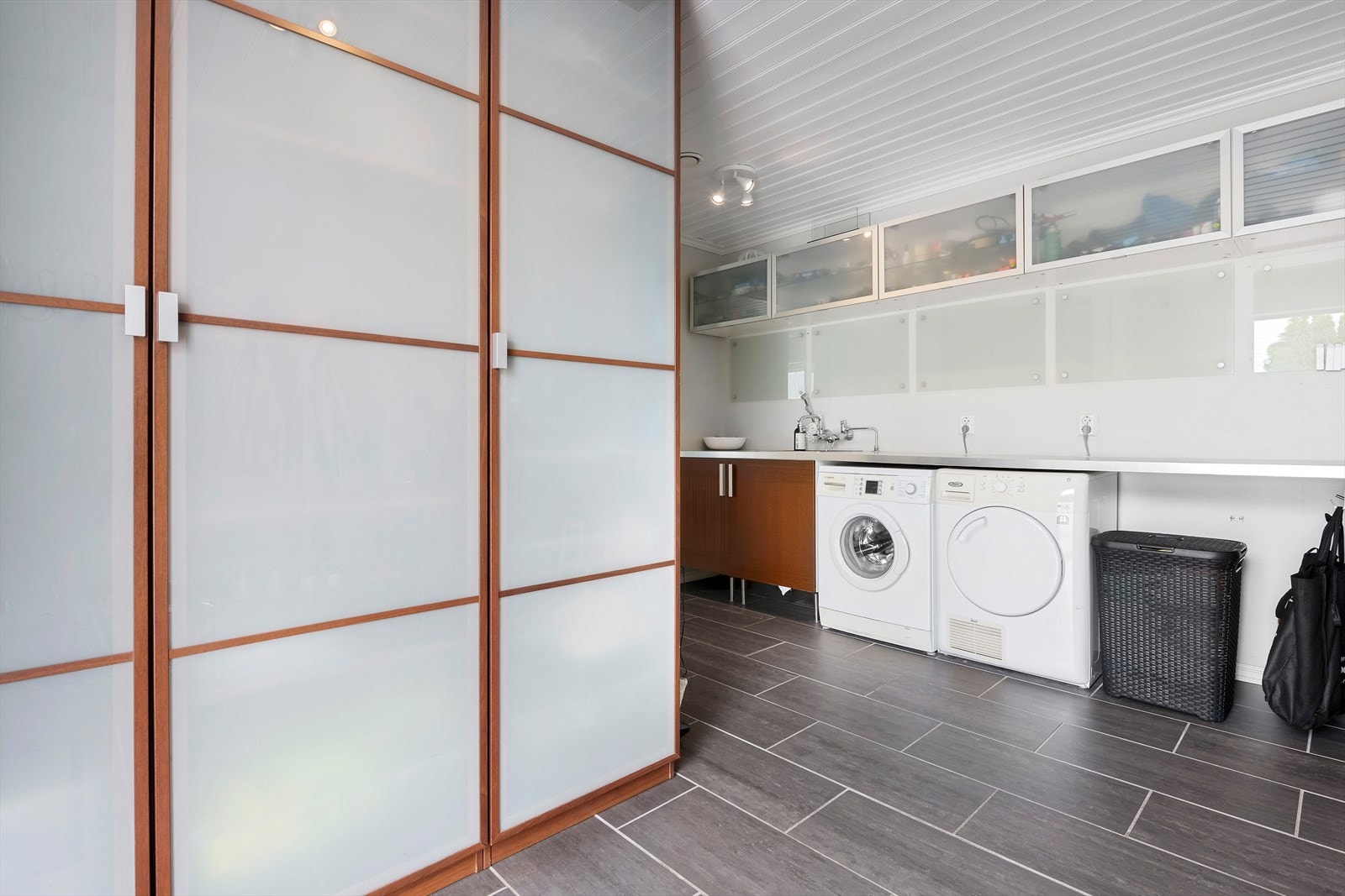 Vaskerom/grovinngang. Svært praktisk rom som er godt utnyttet med skap og benk Galleribilde