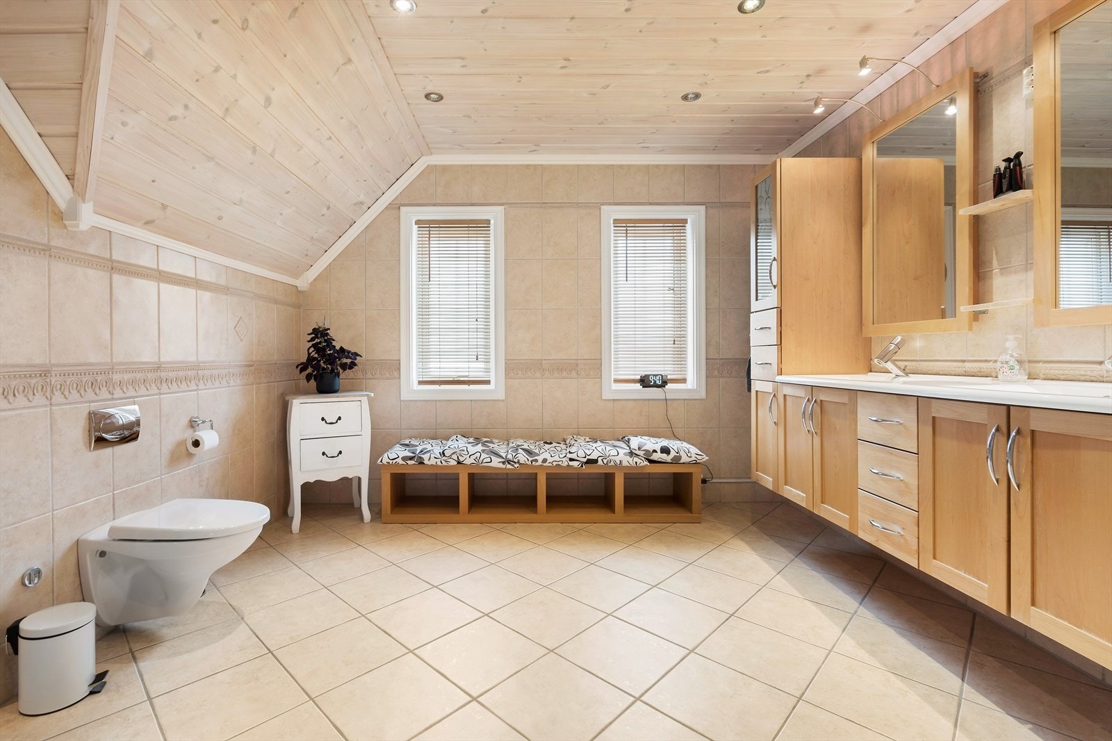 Stort bad i 2. etasje med både dusj og badekar. Inngang fra soverom og loftsstue. Flislagt vegger og gulv Galleribilde