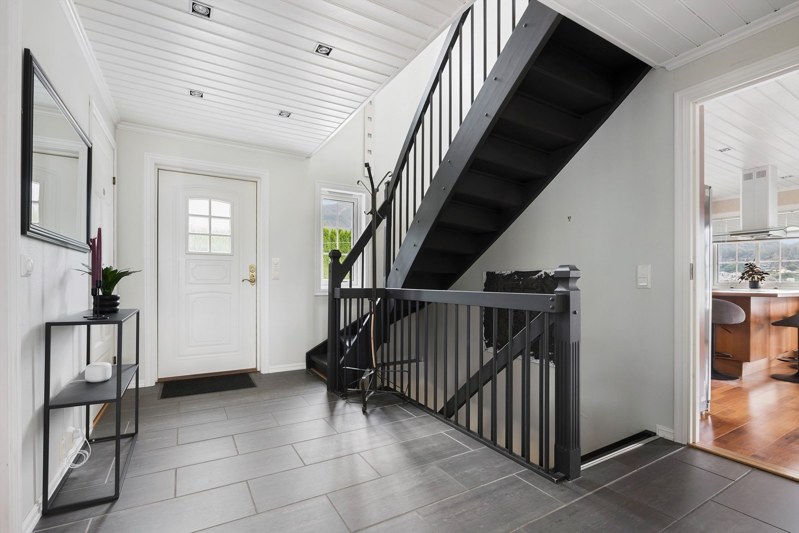 Flislagt entrè, med wc ved inngangsdøren Galleribilde