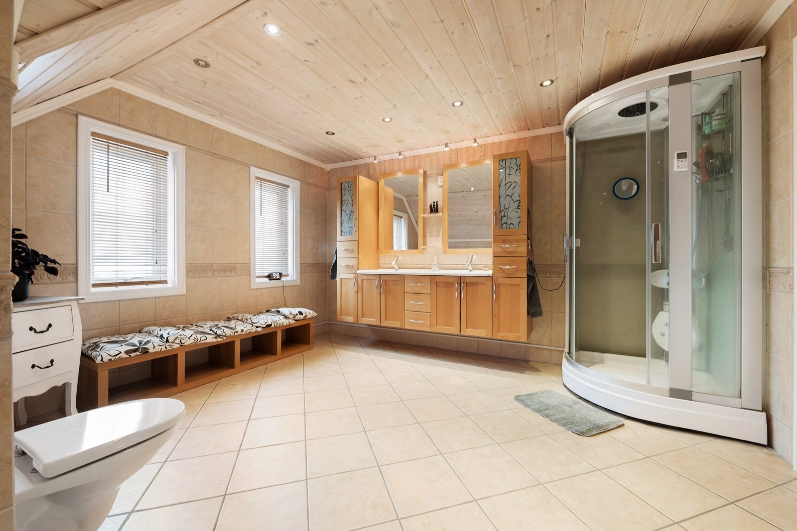 Stort bad i 2. etasje med både dusj og badekar. Inngang fra soverom og loftsstue. Flislagt vegger og gulv Galleribilde