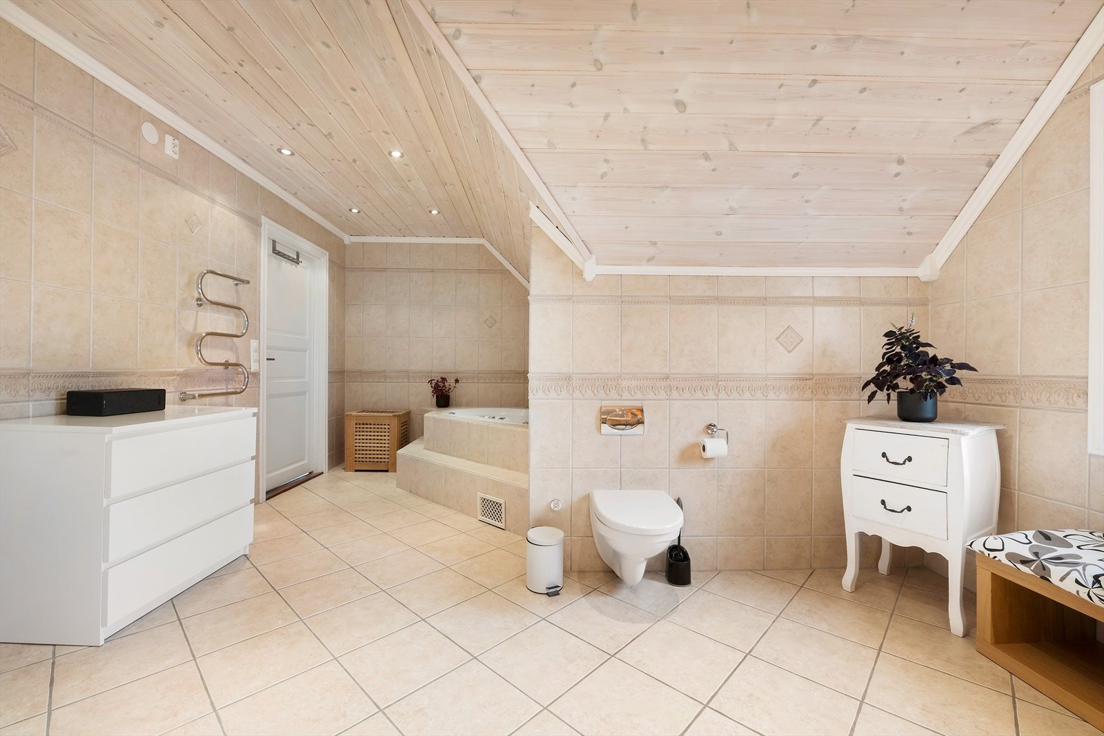 Stort bad i 2. etasje med både dusj og badekar. Inngang fra soverom og loftsstue. Flislagt vegger og gulv Galleribilde