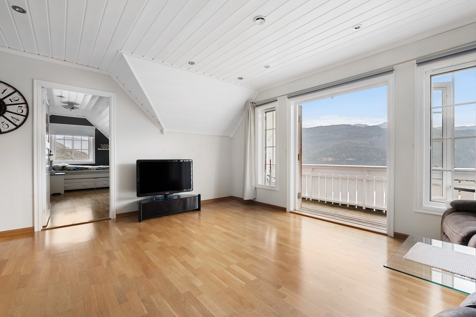 Loftsstue - utgang til balkong. Meget flott utsikt Galleribilde