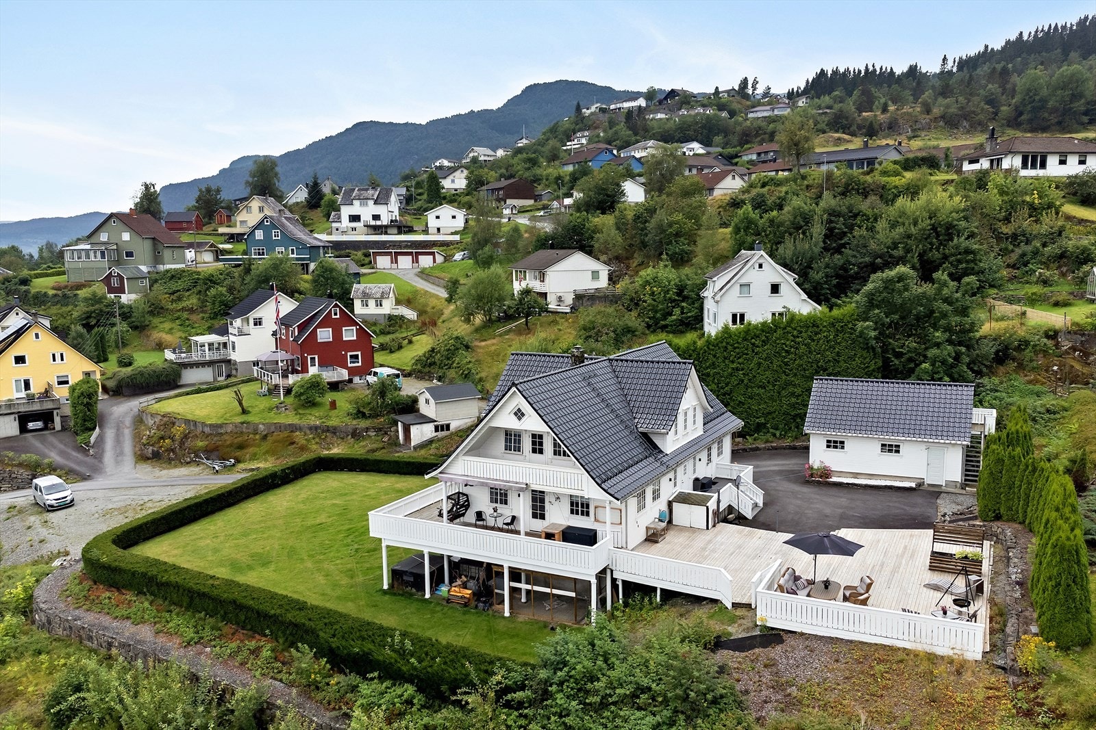 Fasade - Romslig og pent opparbeidet tomt Galleribilde