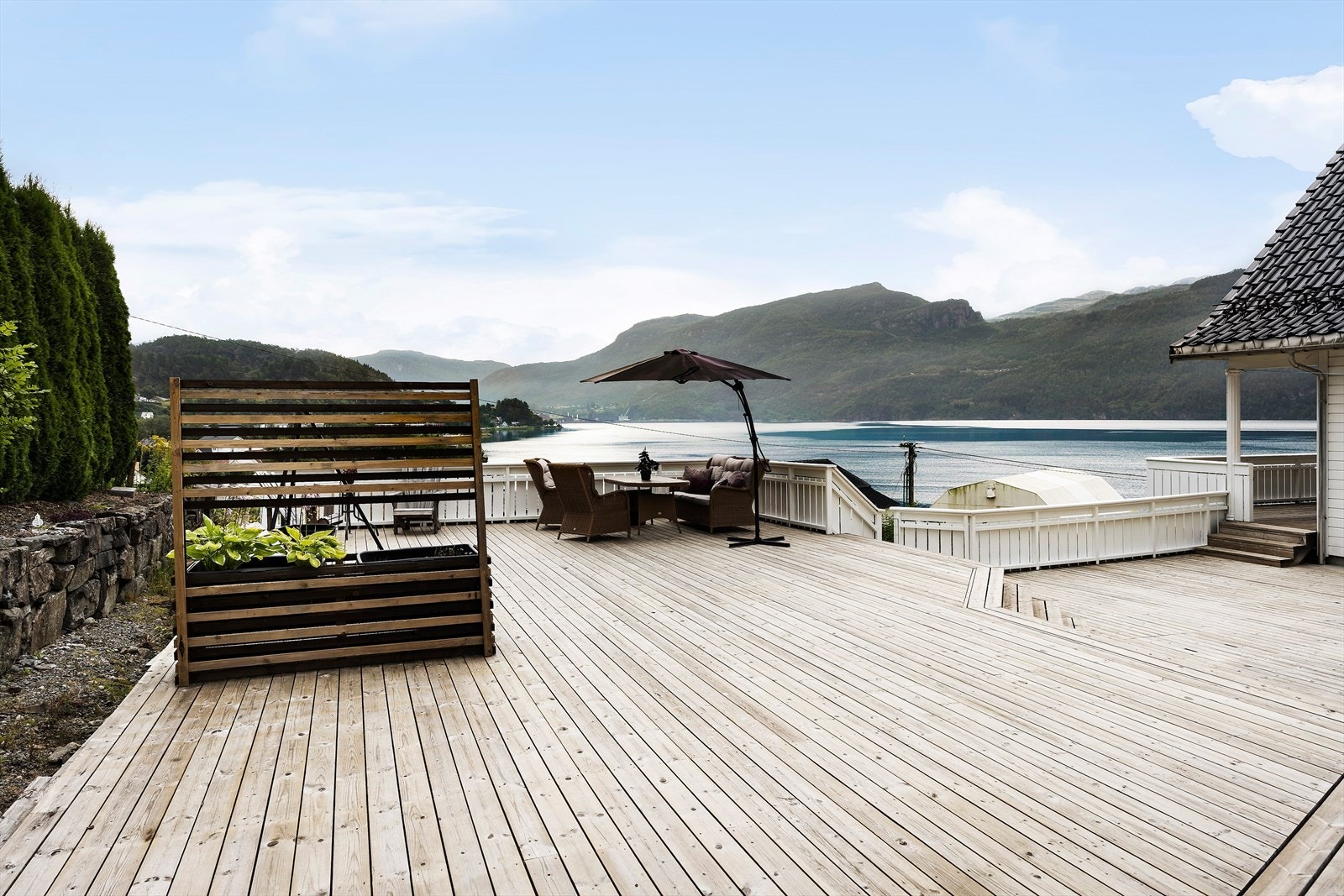 Romslig terrasse - det er totalt over 200 kvm terrasse/balkongareal. Nydelig utsikt! Galleribilde