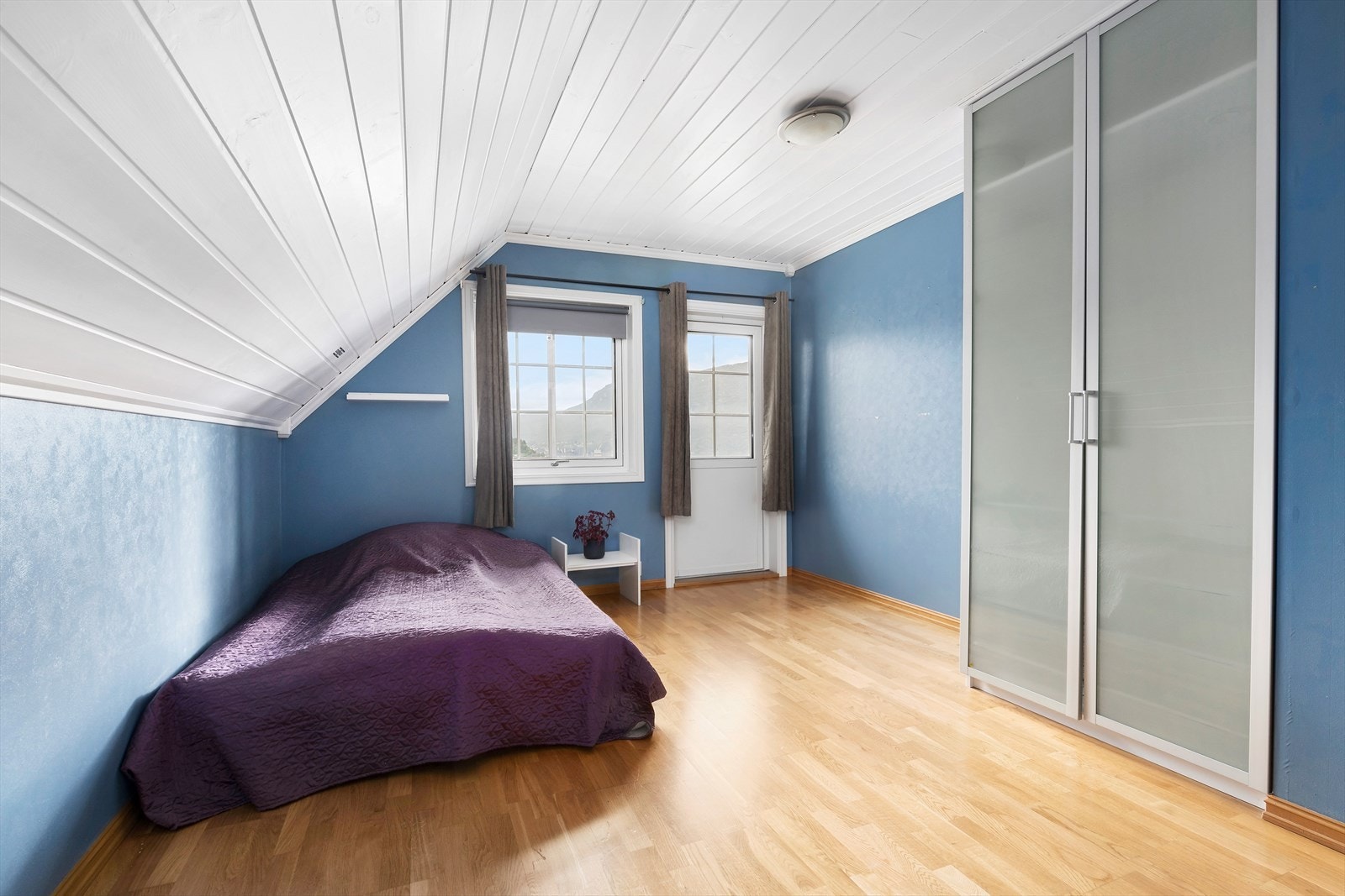 Soverom 2 i 2. etasje. Utgang til balkong Galleribilde