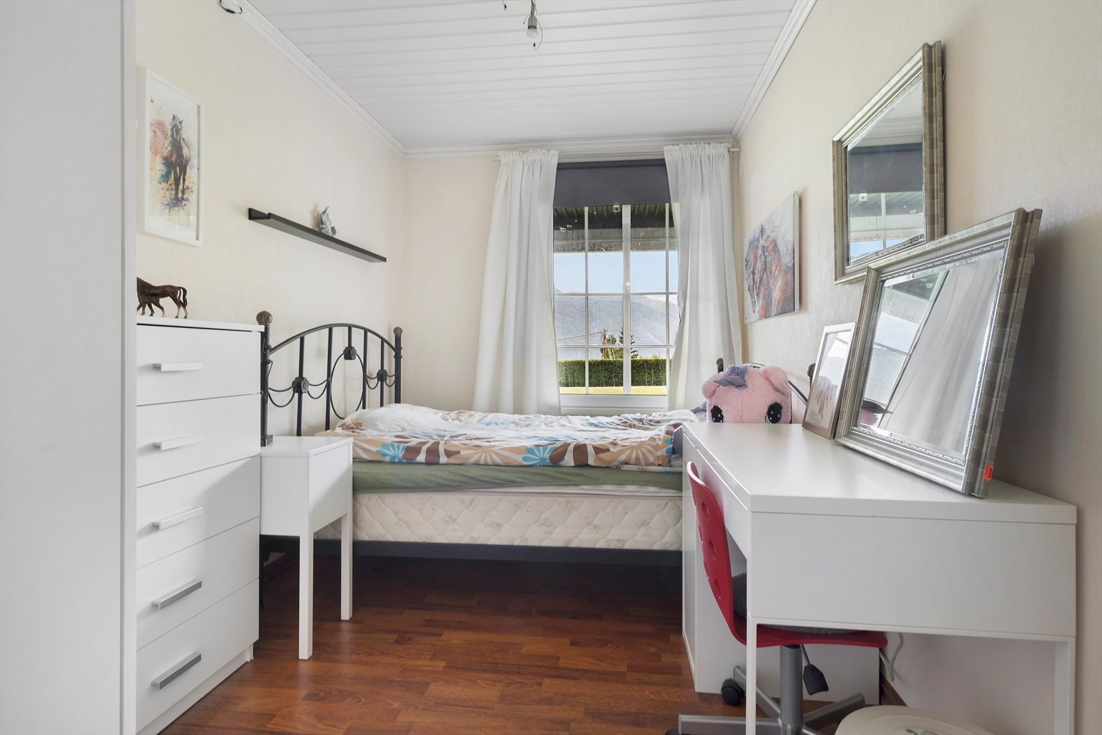 Soverom i sokkeletasje Galleribilde