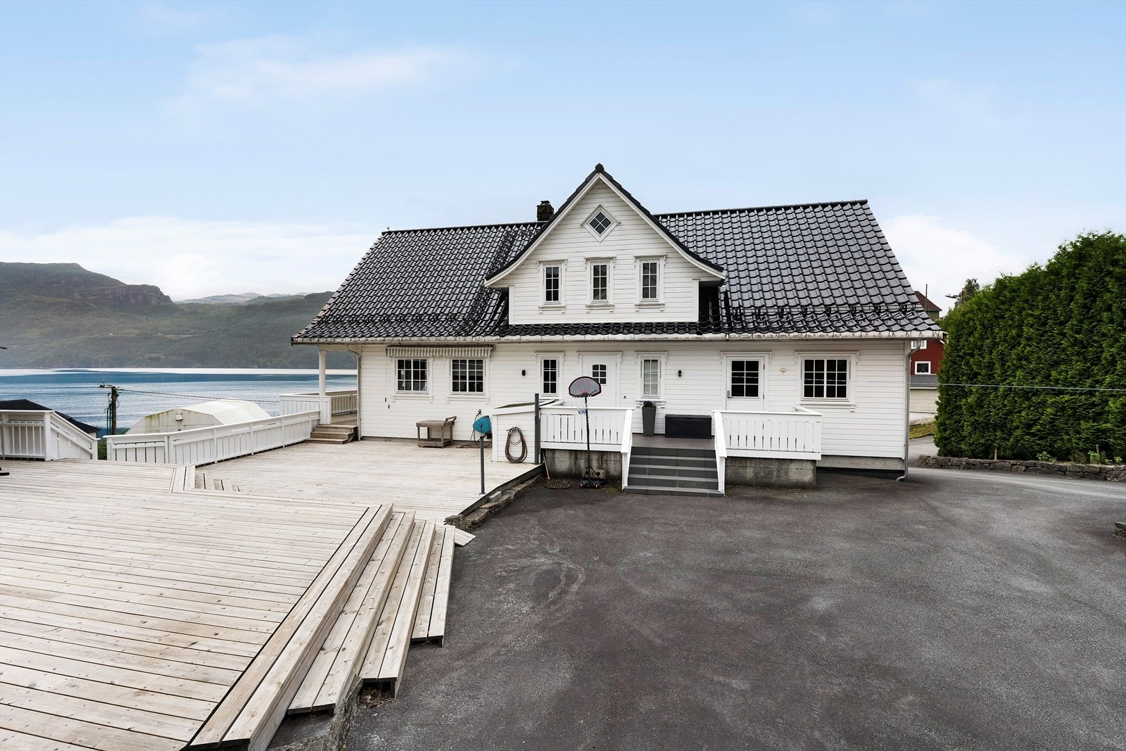 Fasade - Romslig uteområde på begge sider av huset. Galleribilde