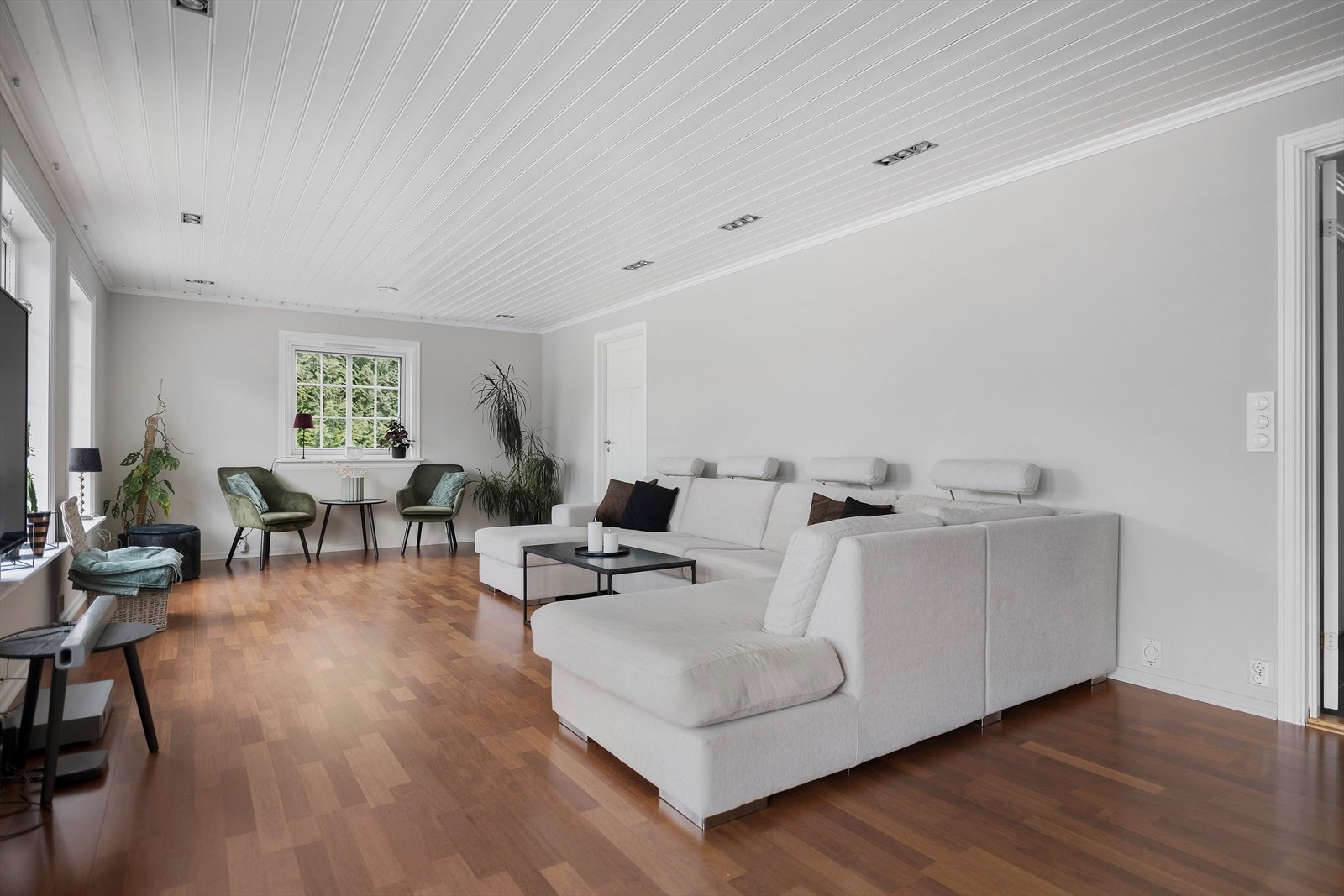 Romslig stue med plass til flere sittegrupper. Downlights i tak. Galleribilde