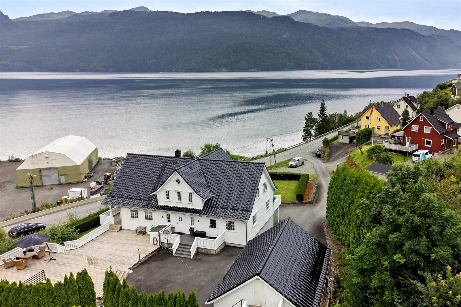 Fasade - Beliggende på høyde over veien med nydelig utsikt Galleribilde