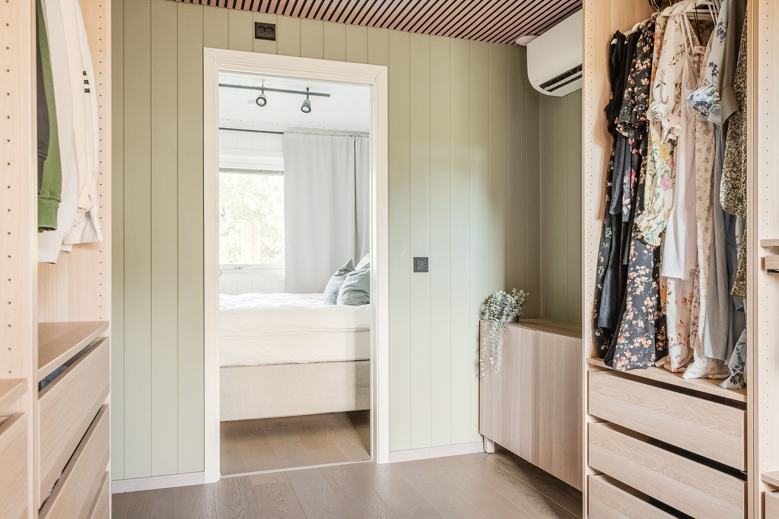 Walk in closet som er tilknyttet hovedsoverommet Galleribilde