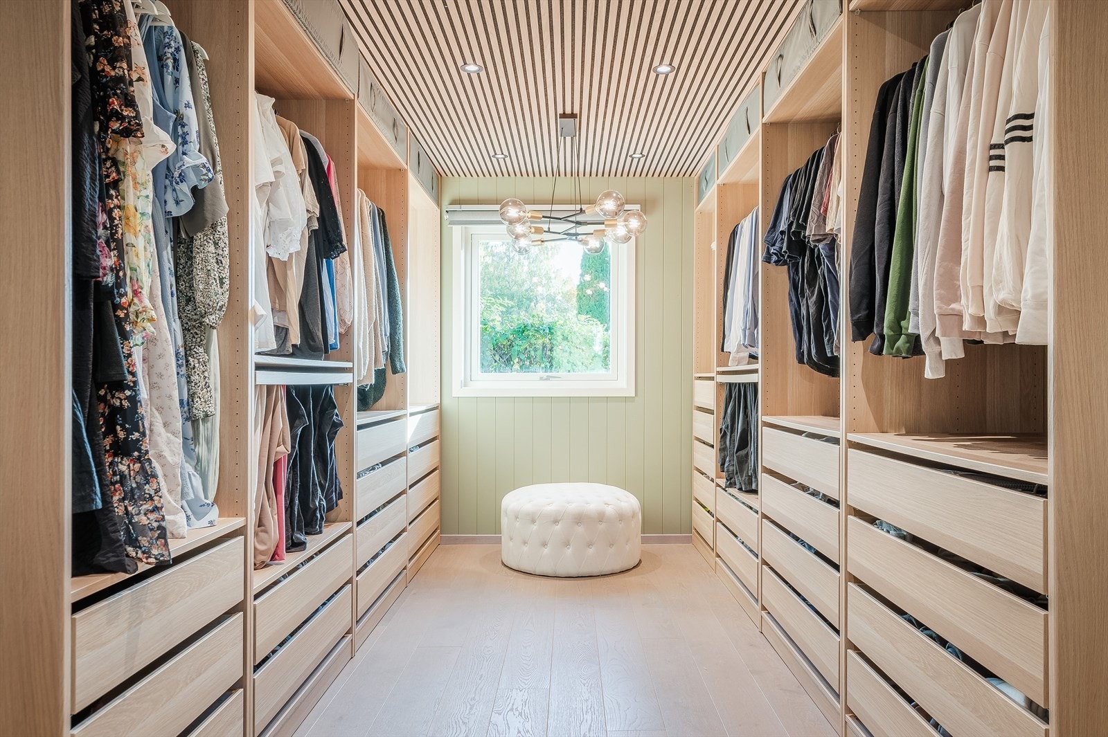 Walk in closet med stor plass Galleribilde