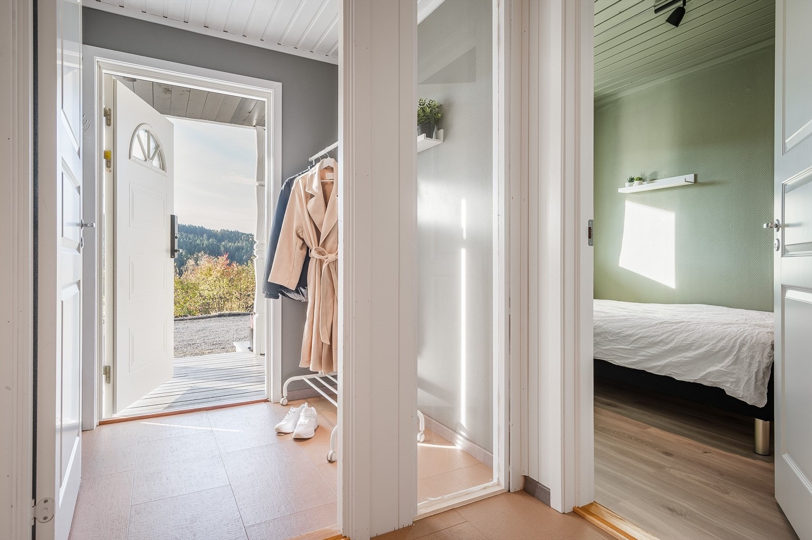 Velkommen inn, her er det plass til å sette fra seg sko og klær Galleribilde