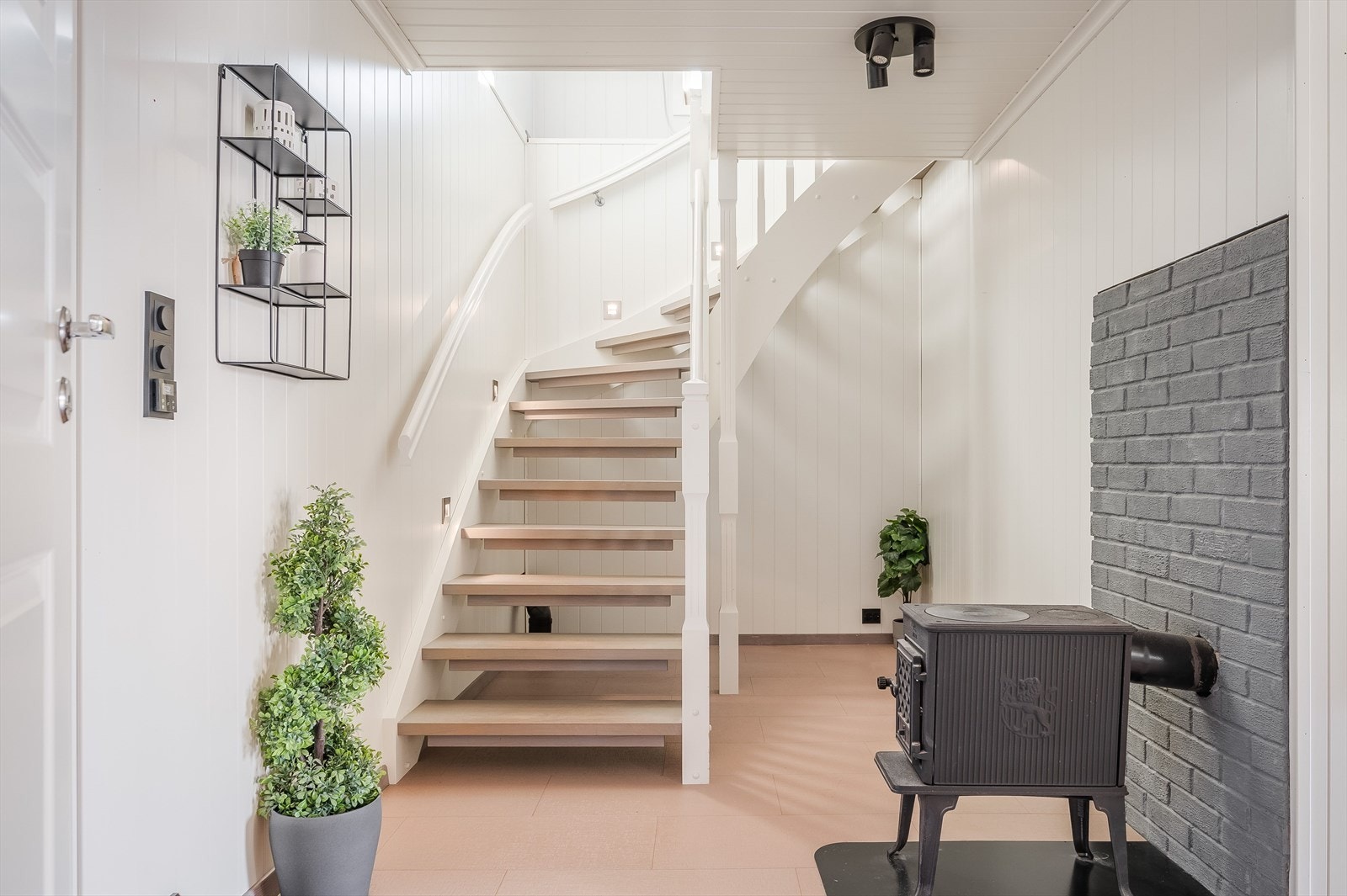 Gang med trapp opp til stuen Galleribilde