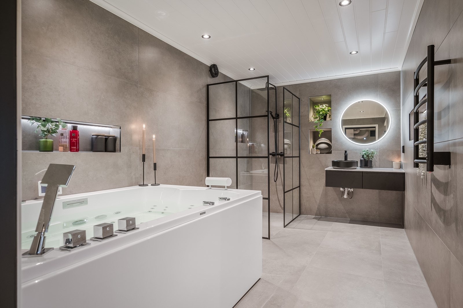 Dusj, boblebad og servant Galleribilde