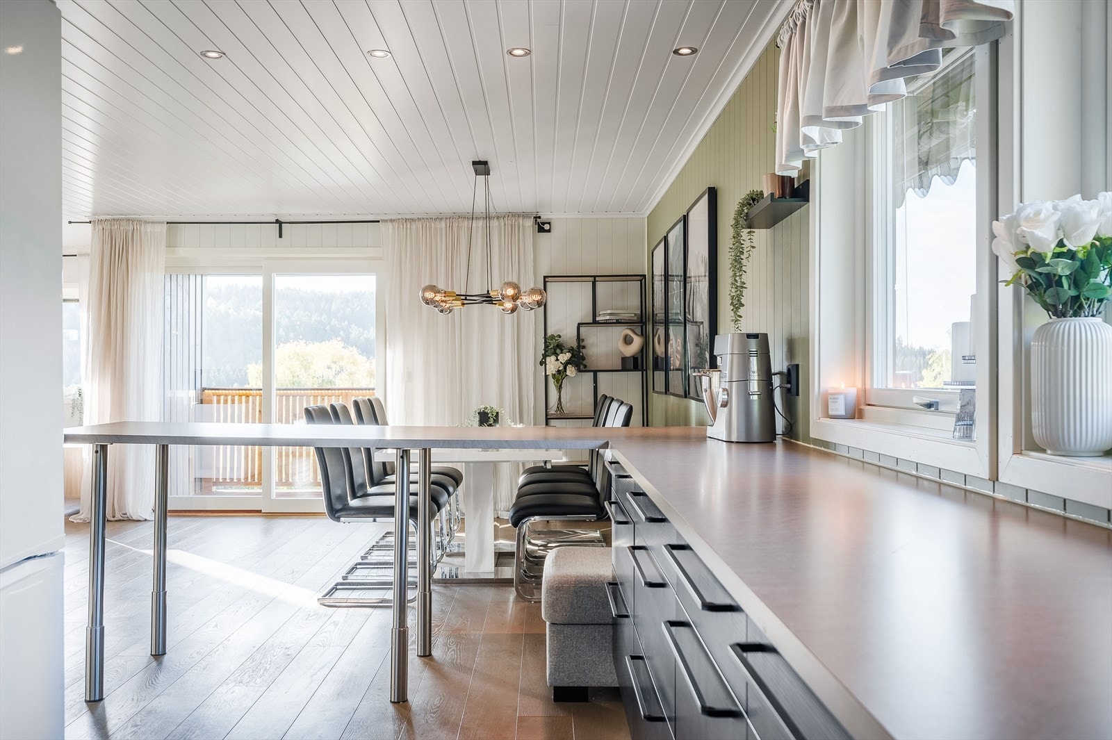 Kjøkkenet ligger i en fin og sosial åpen løsning med spisestuen Galleribilde