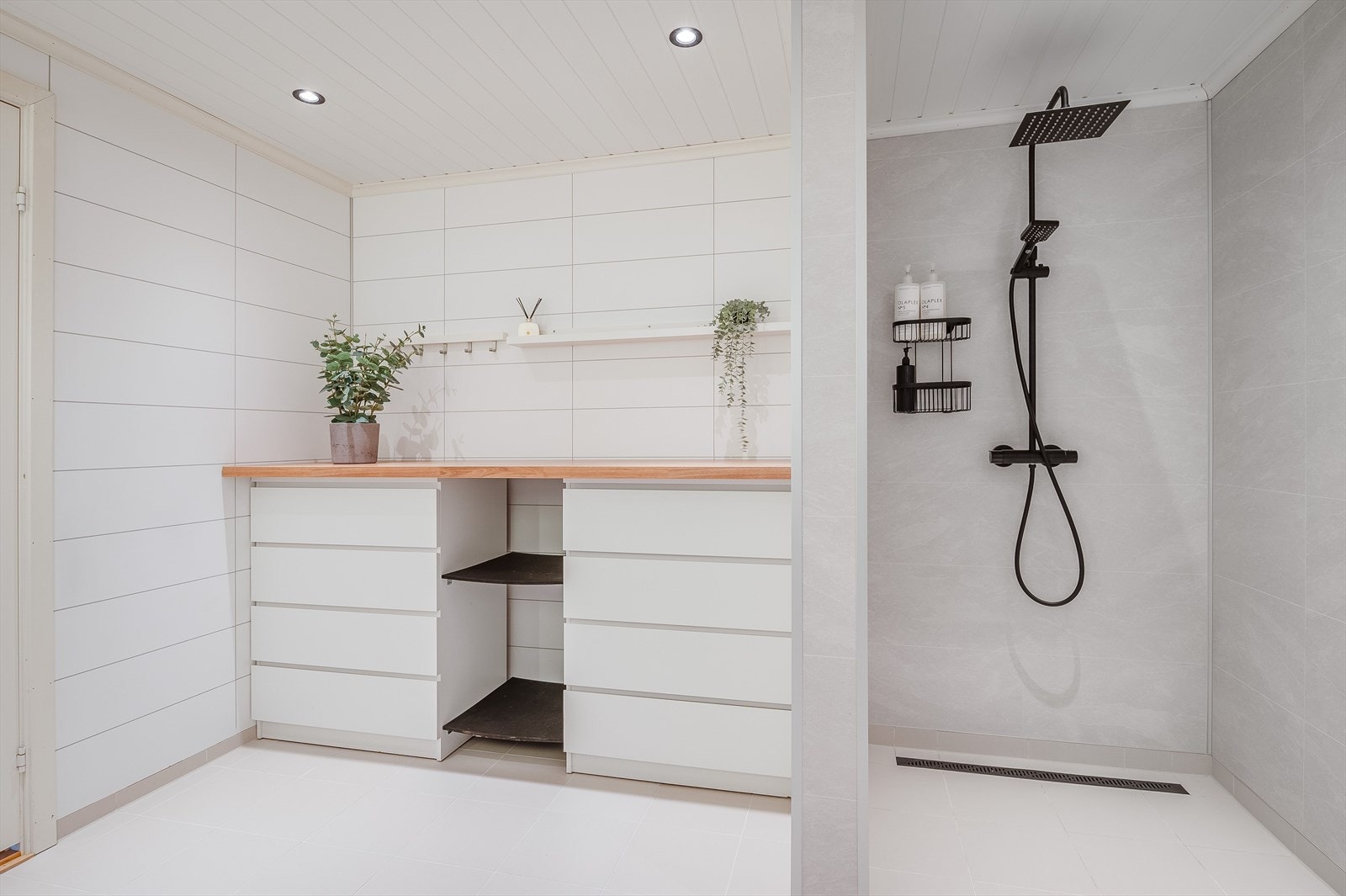 Dusj med nisjevegg og regnfall Galleribilde