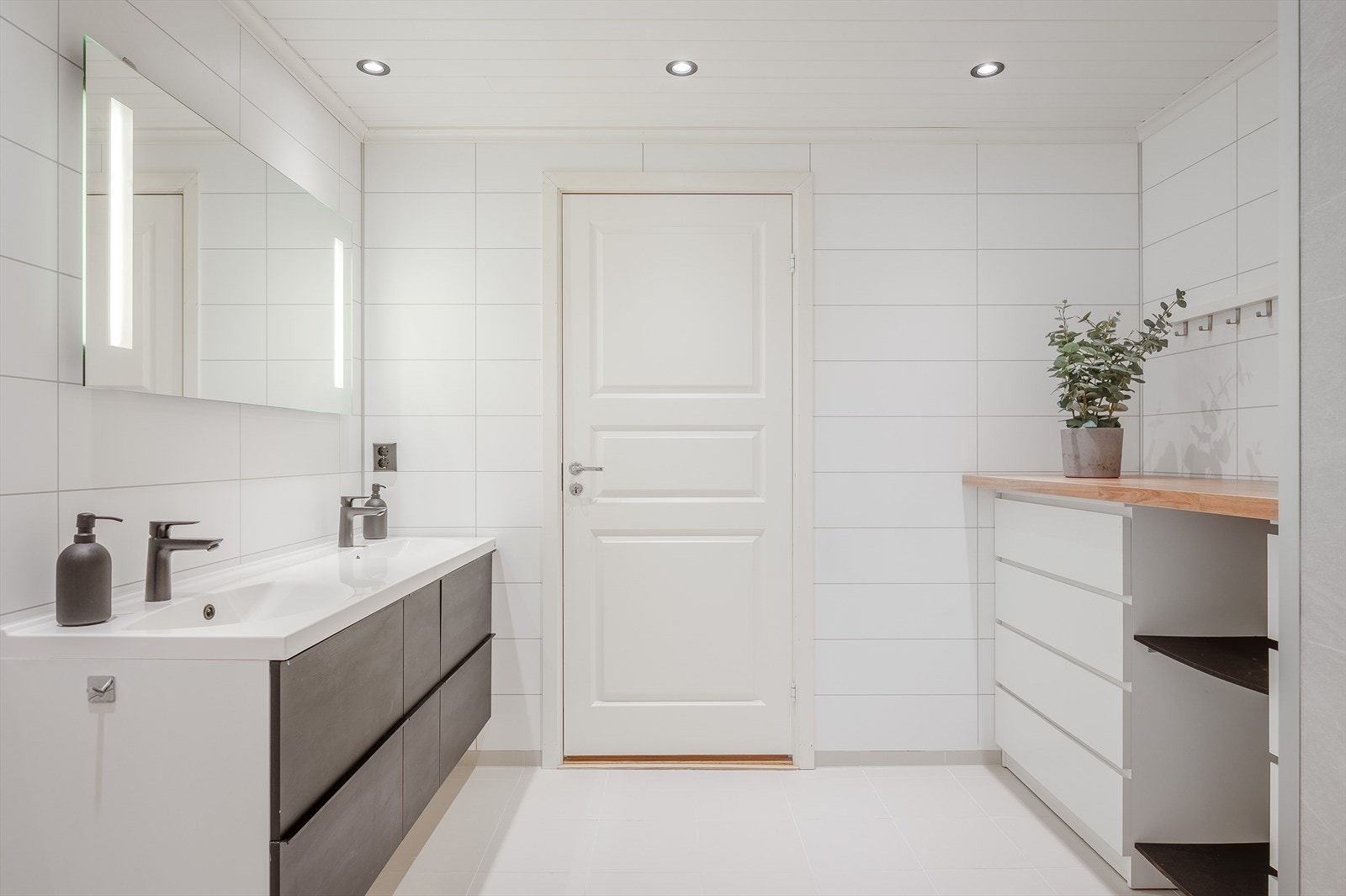 Praktisk og moderne bad Galleribilde