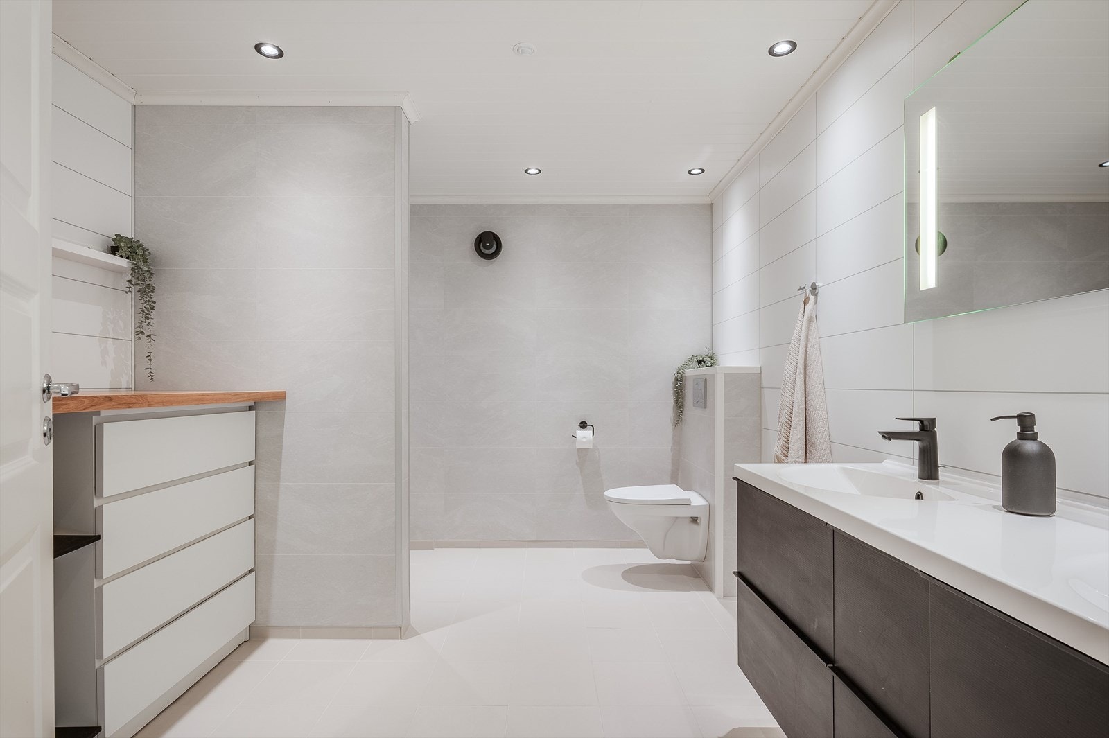 Moderne bad med vegghengt toalett, dobbelservant og dusj Galleribilde