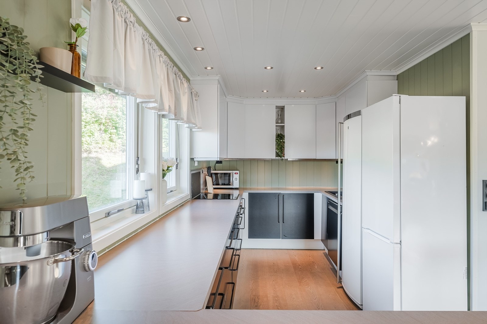 Kjøkken med glatte fronter med god skapplass Galleribilde