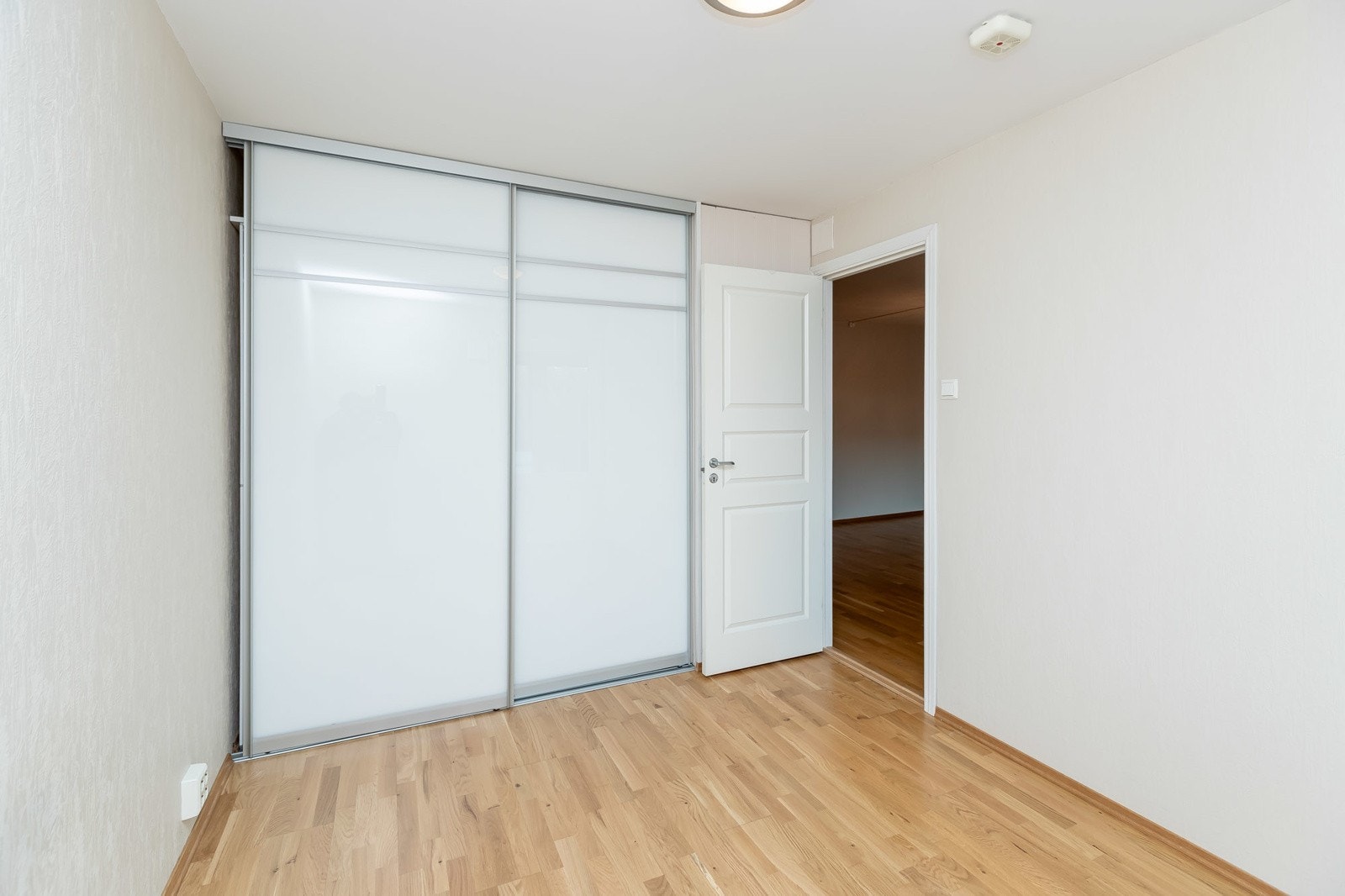 Soverom med skyvedørsgarderobe Galleribilde