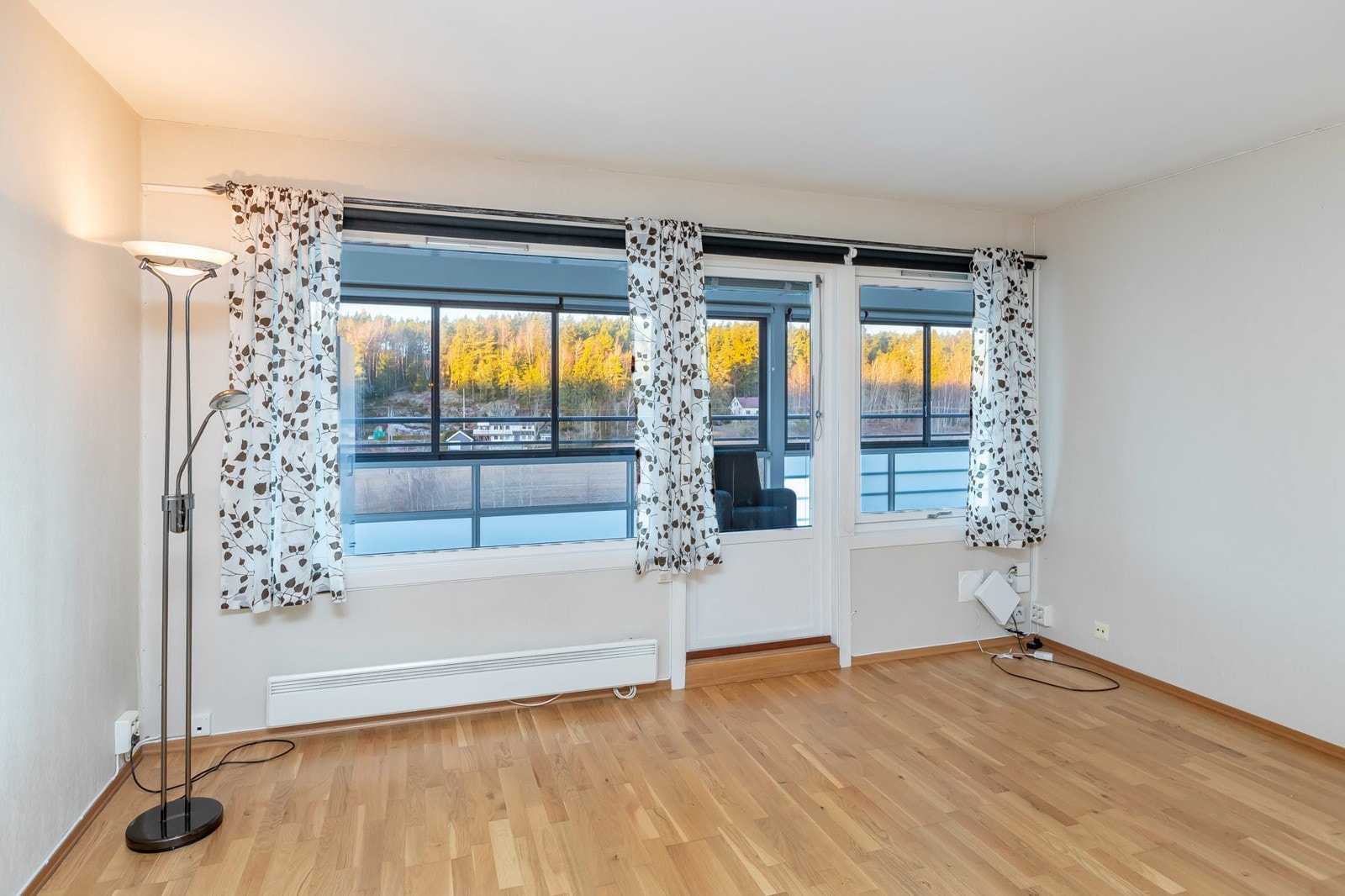 Fra stuen er det utgang til stor innglasset veranda mot vest Galleribilde