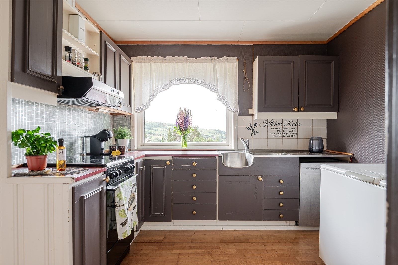 Kjøkken med over- og underskap. Galleribilde