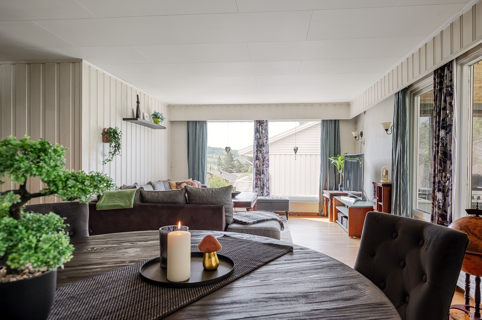 Her er det plass til både sofa og spisegruppe Galleribilde