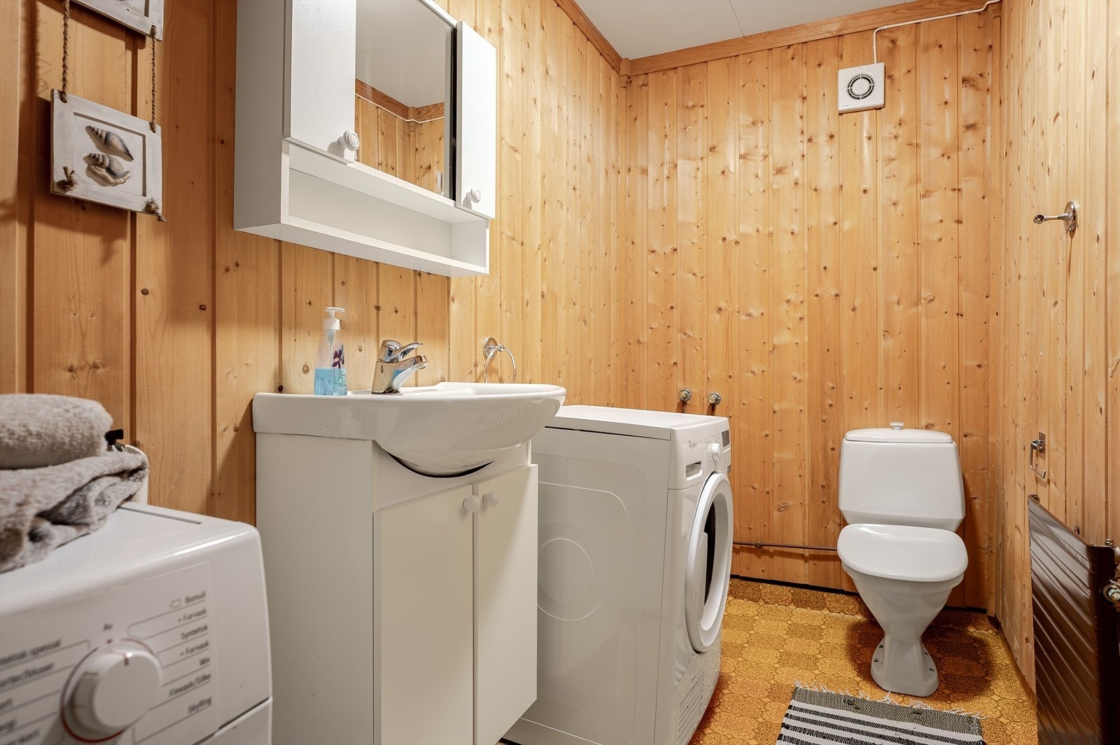 Toalettrom hvor det er opplegg for vaskemaskin. Galleribilde