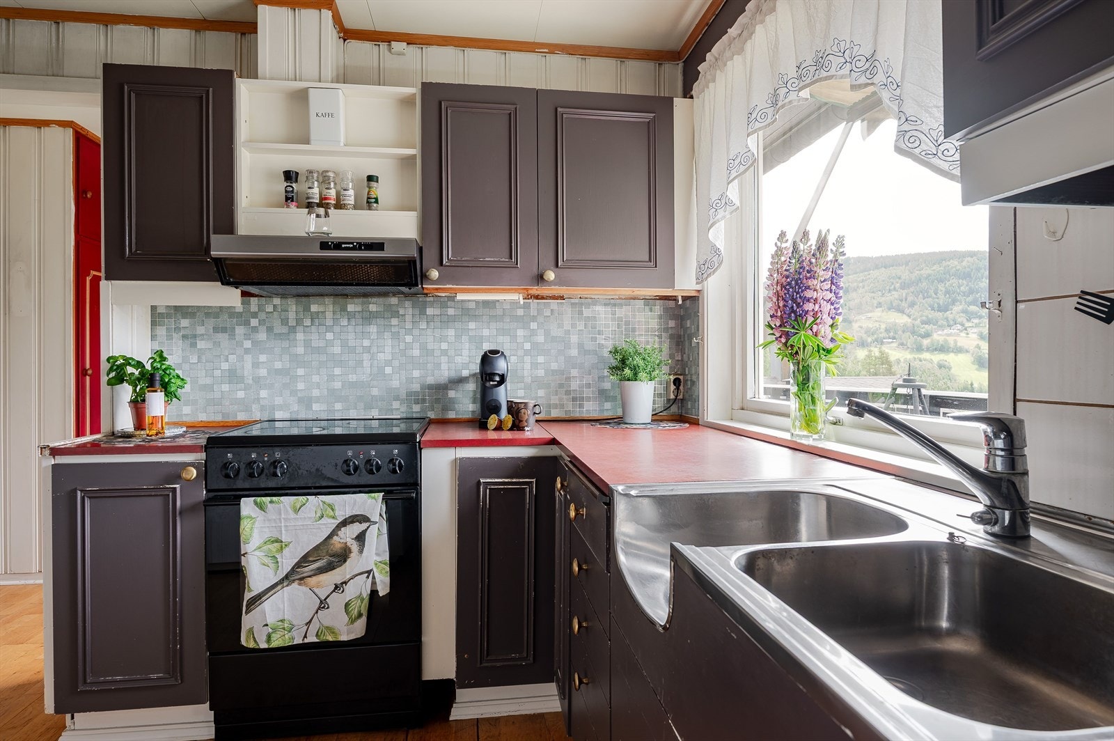 Kjøkkenet med profilerte fronter. Galleribilde