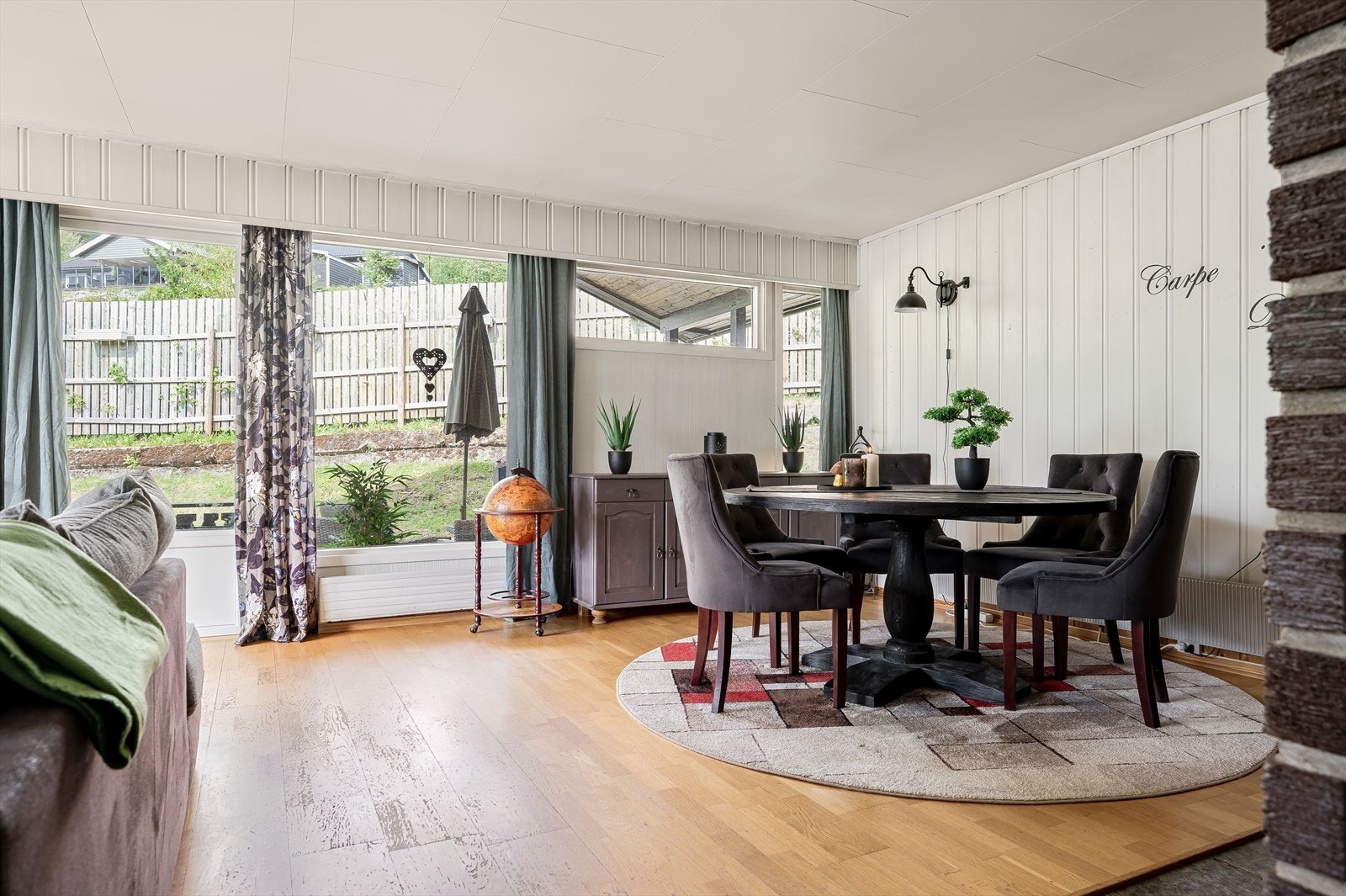 Fra stuen er det utgang til terrasse. Galleribilde