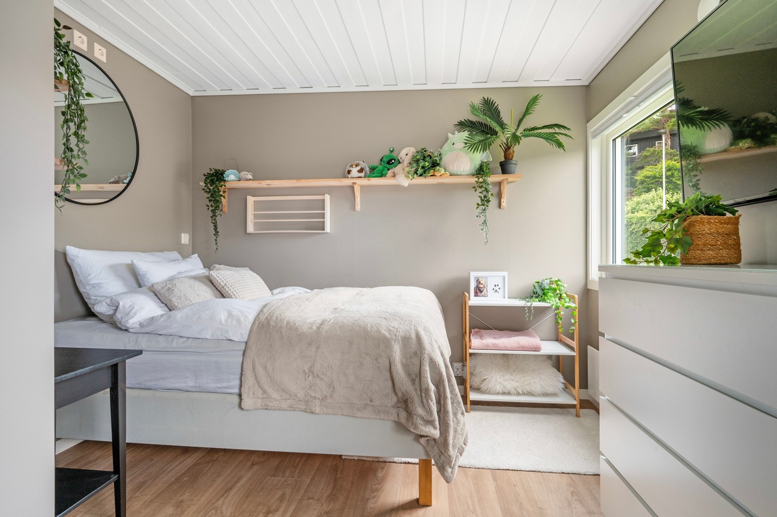 Boligen byr på to romslige soverom hvor du kan trekke deg tilbake og finne ro - med plass til både hvile og personlige detaljer. Galleribilde