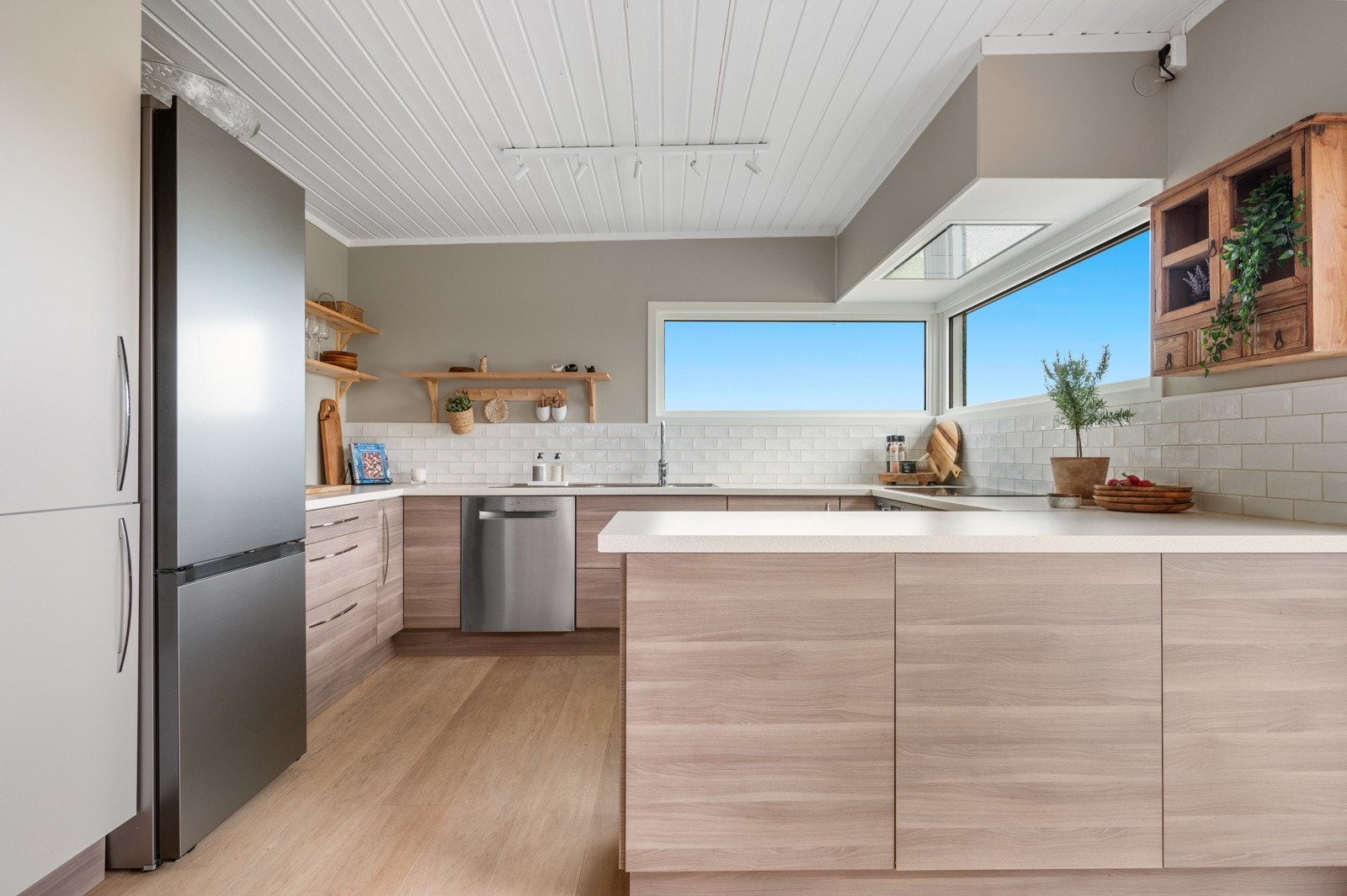 Er du glad i å lage mat samtidig som du ønsker å være til stede for gjestene, gir dette kjøkkenet deg den perfekte kombinasjonen av funksjonalitet og sosialt samvær - her kan du kokkelere uten å gå glipp av samtalene. Galleribilde