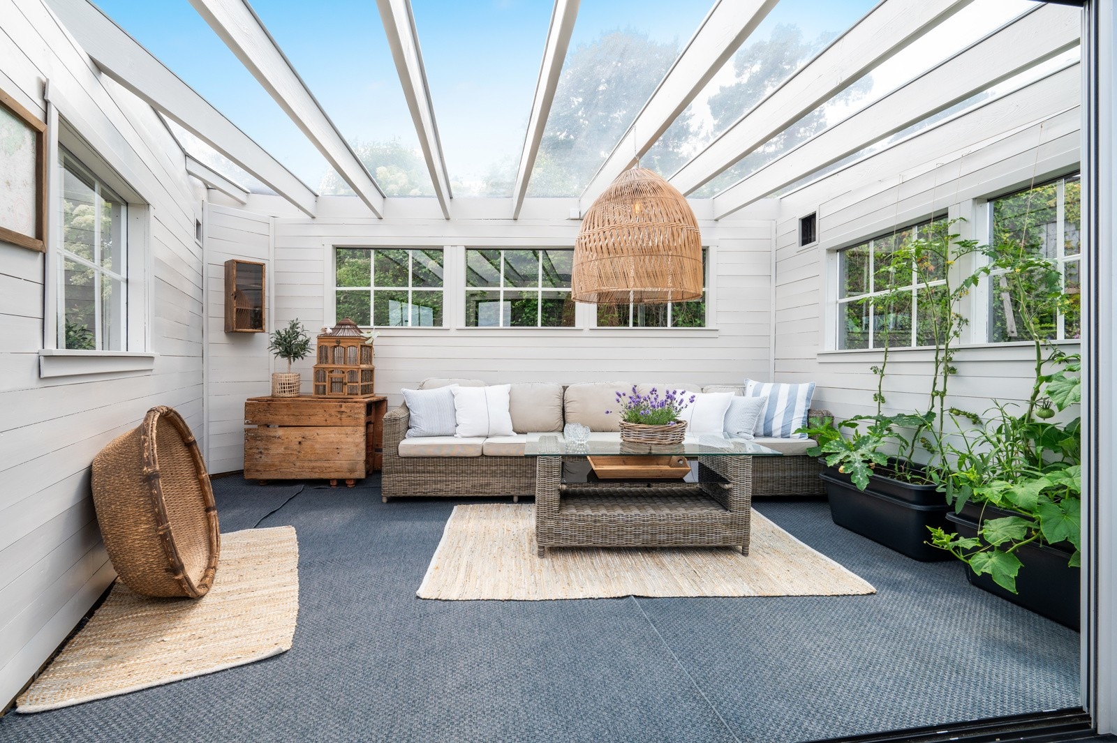 Utestuen fungerer som et naturlig samlingssted for venner og familie - et uterom som forlenger sesongen Galleribilde